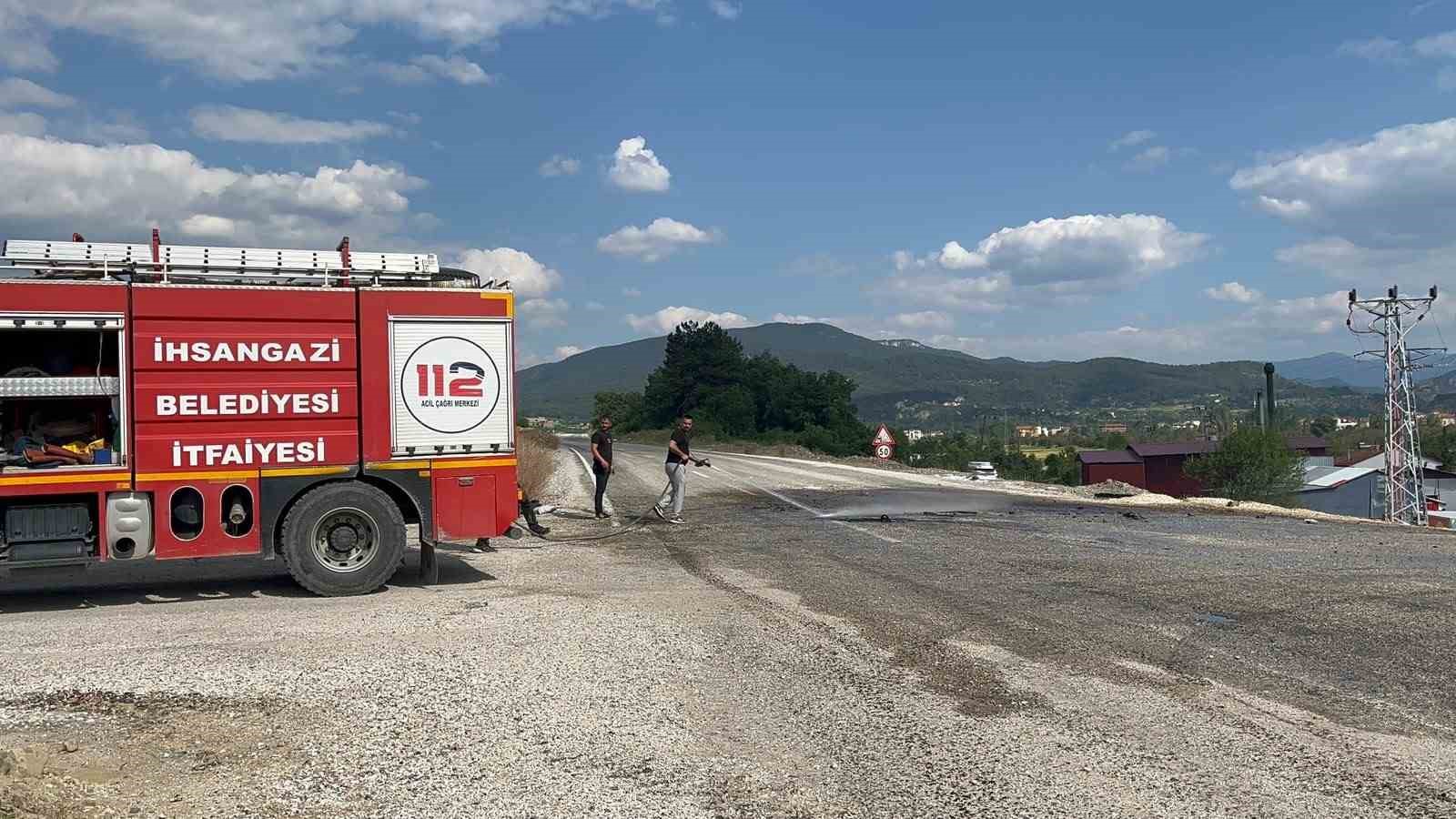Kastamonu’da kamyonetle çarpışan otomobil yandı