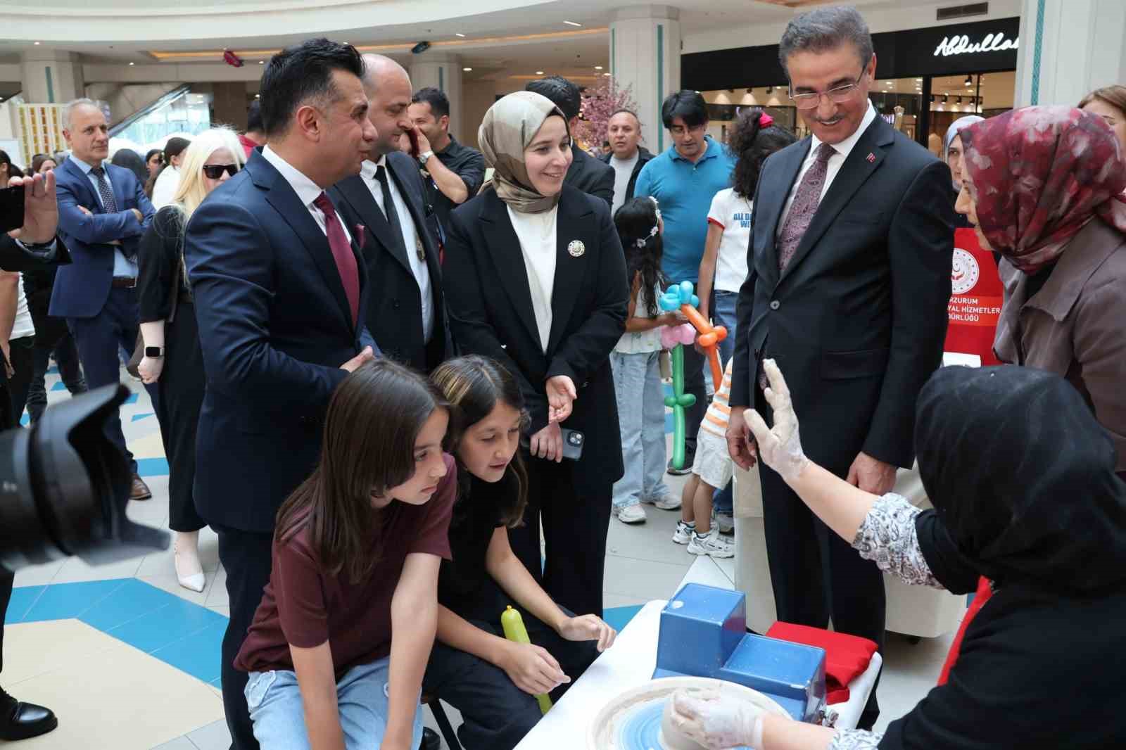 Erzurum’da koruyucu aile farkındalık sergisi yoğun ilgi gördü