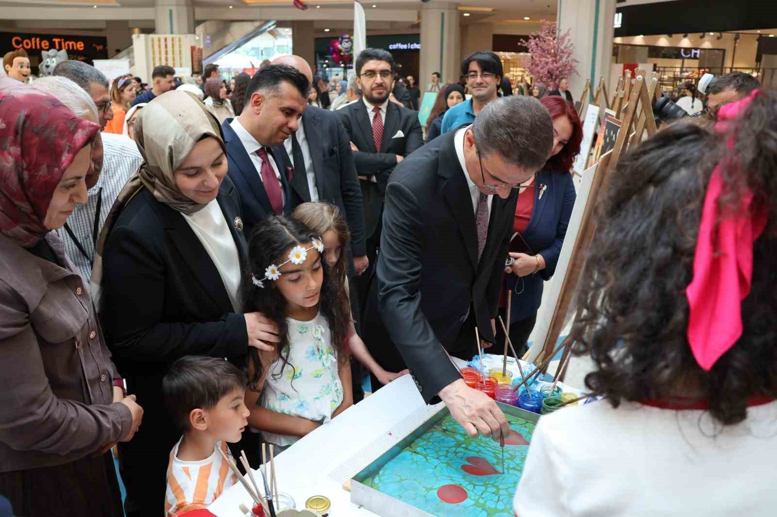 Erzurum’da koruyucu aile farkındalık sergisi yoğun ilgi gördü