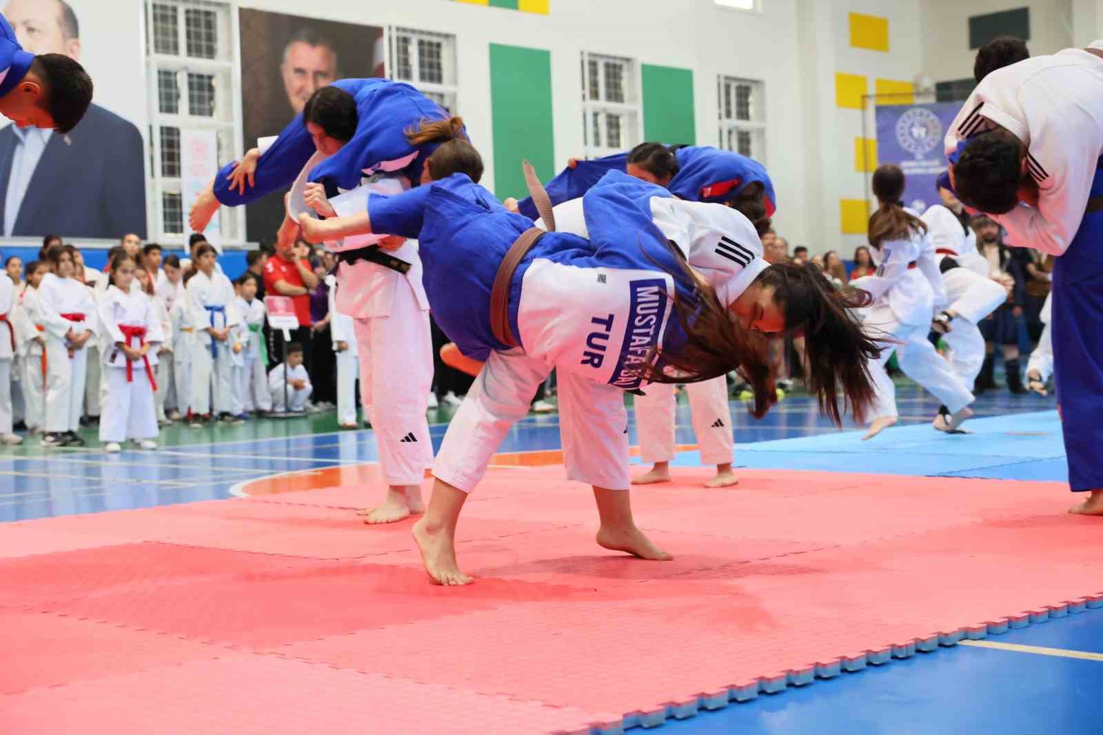 Denizli’de GSB Spor Okulları törenle açıldı