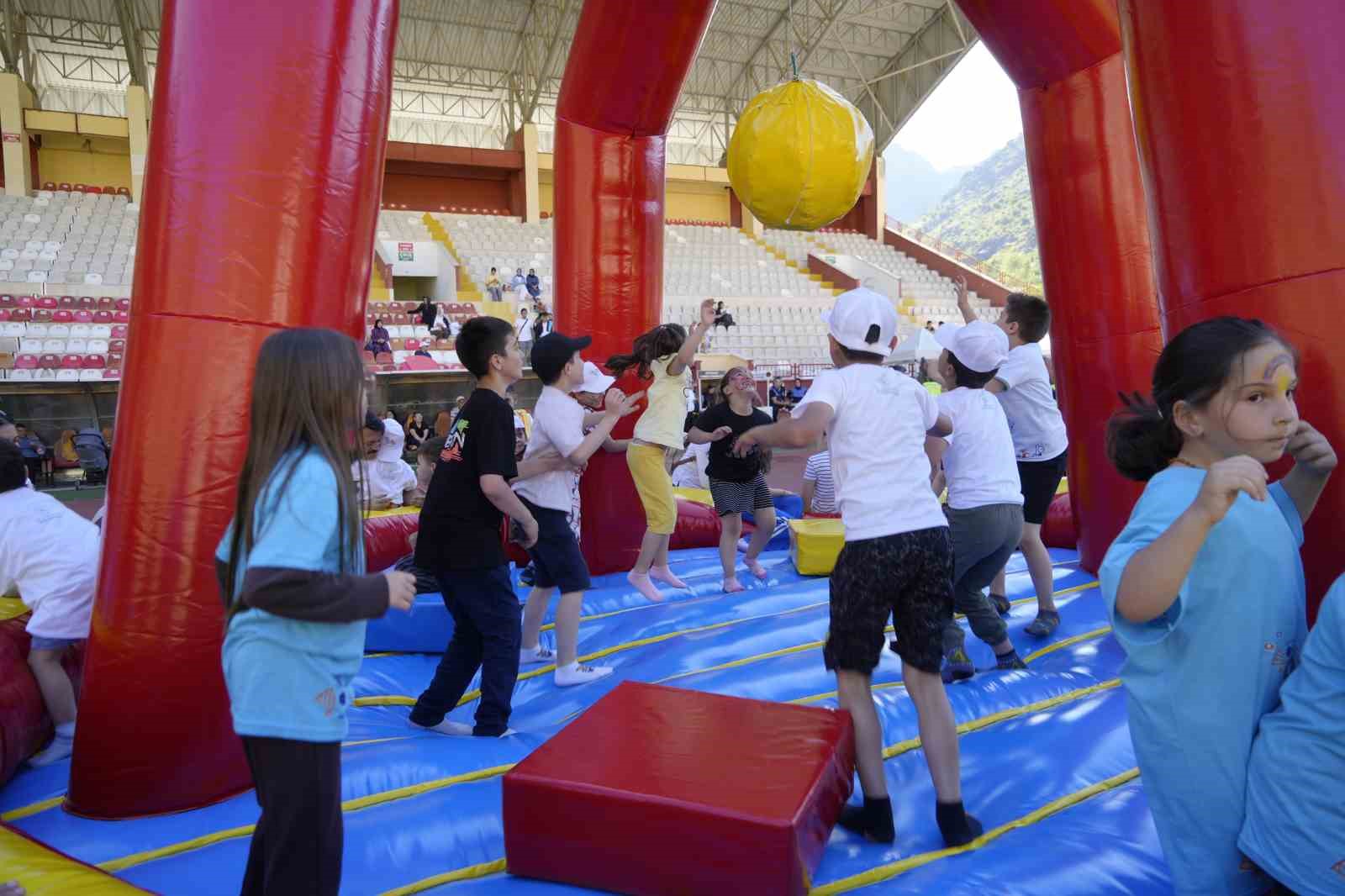 Gümüşhane’de çocuklar spor şenliğinde eğlenceli vakit geçirdi