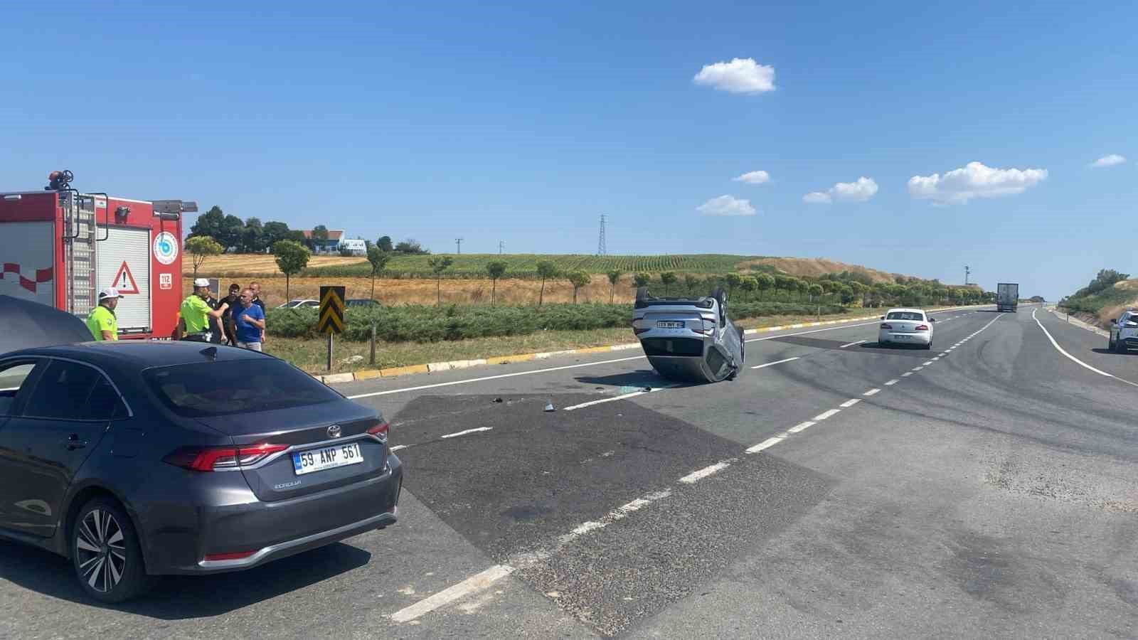 Muratlı’da kavşakta iki otomobil çapıştı: 3 yaralı