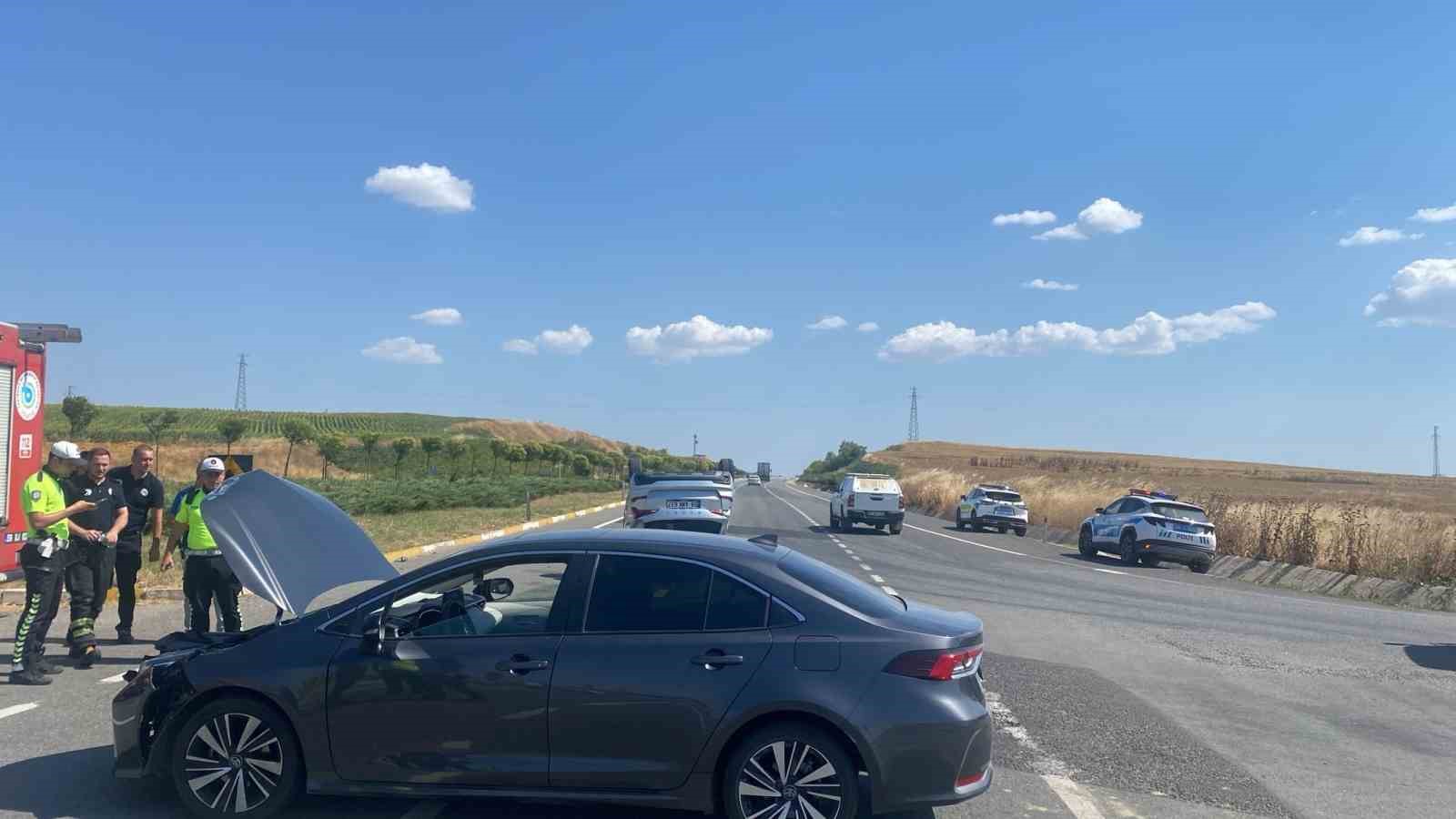 Muratlı’da kavşakta iki otomobil çapıştı: 3 yaralı