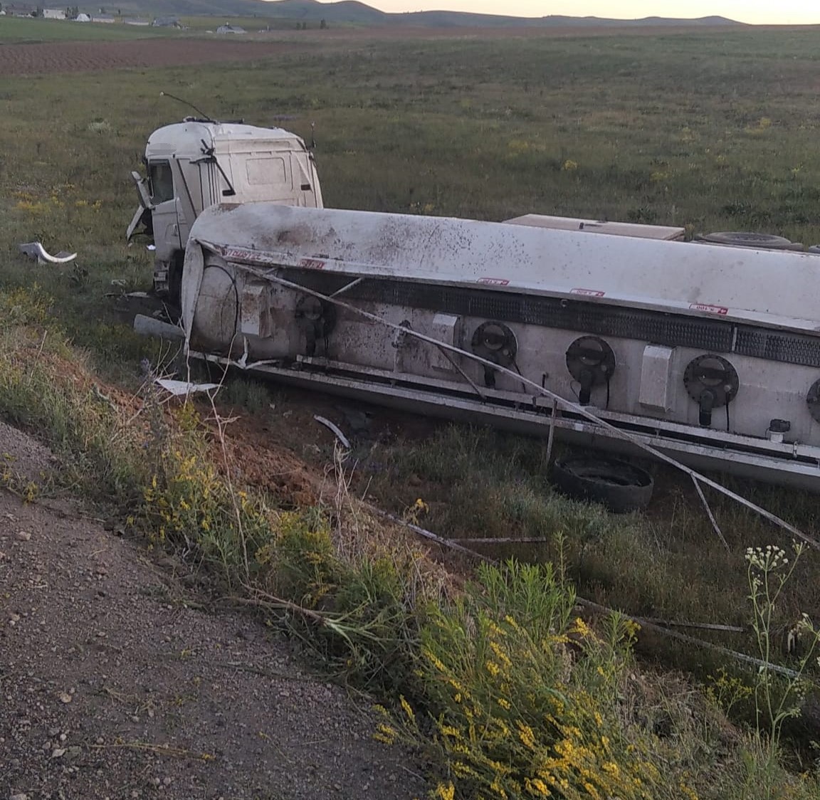 Bayburt’ta yakıt yüklü tanker devrildi: 1 yaralı