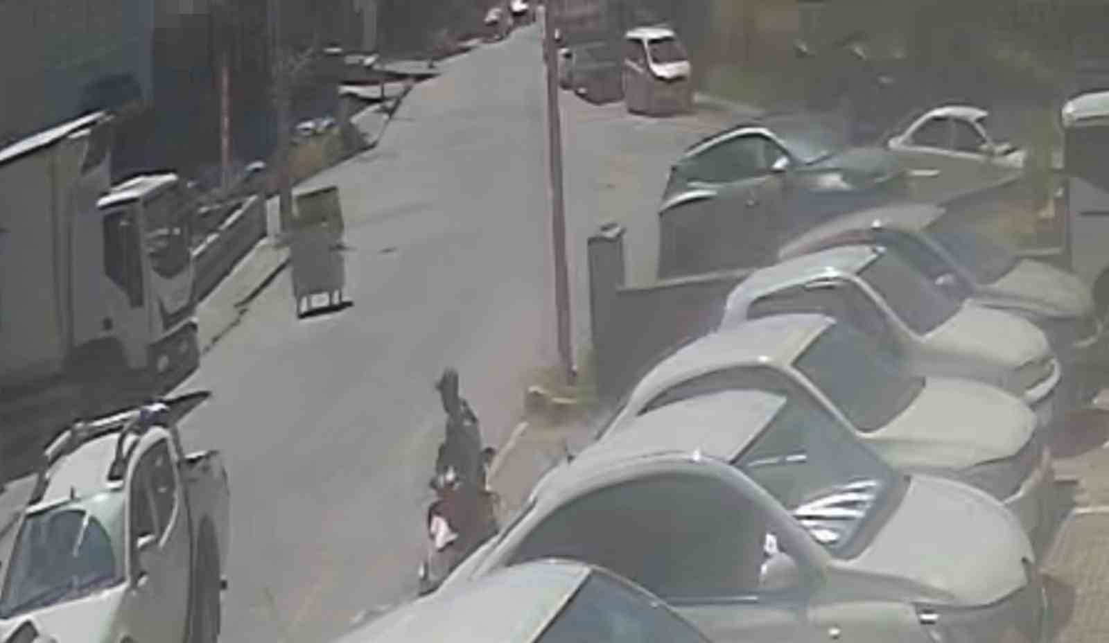 Ahlat’ta çöp konteyneri caddeyi birbirine kattı
