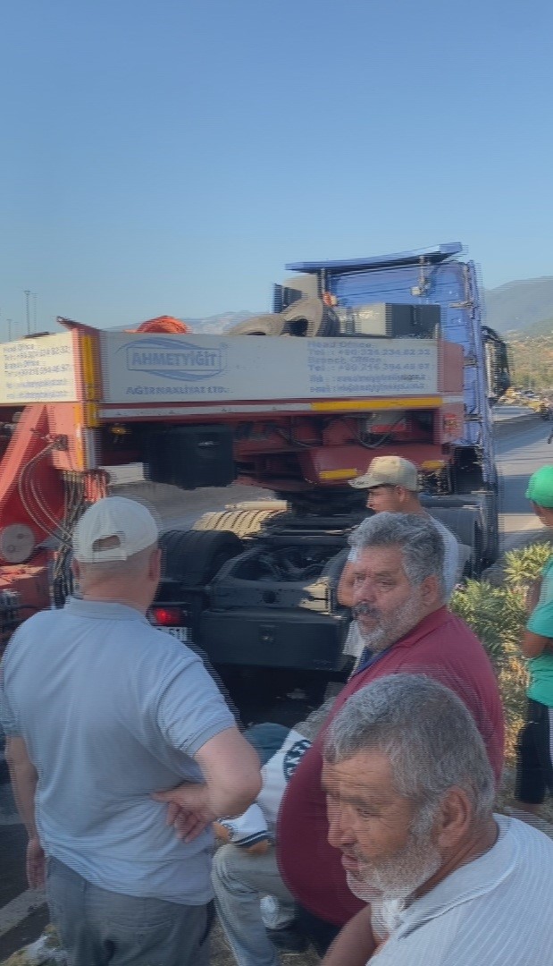 Hatay’da devrilen tır yolu trafiğe kapattı, uzun araç kuyruğu oluştu