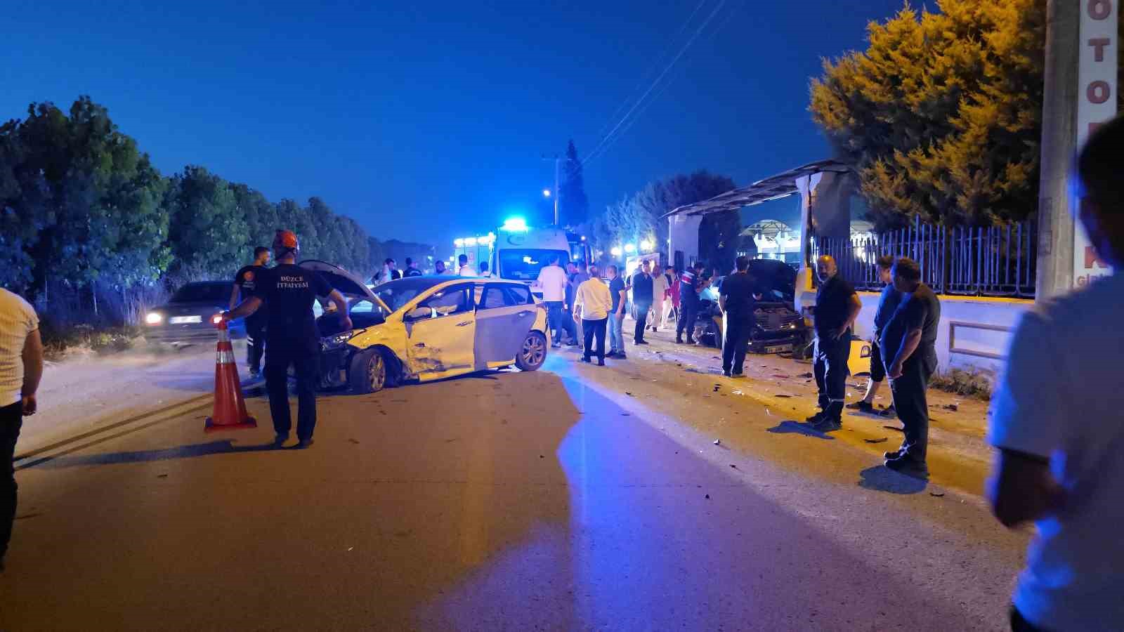 Düğün salonu önünde kaza: 4 yaralı