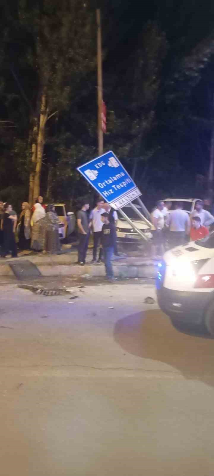 Muş’ta kontrolden çıkan otomobil dehşet saçtı: 1’i ağır 3 yaralı