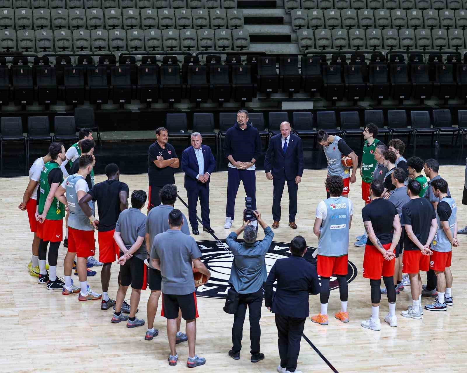 Bakan Bak, A Milli Basketbol Takımı’nın antrenmanını takip etti