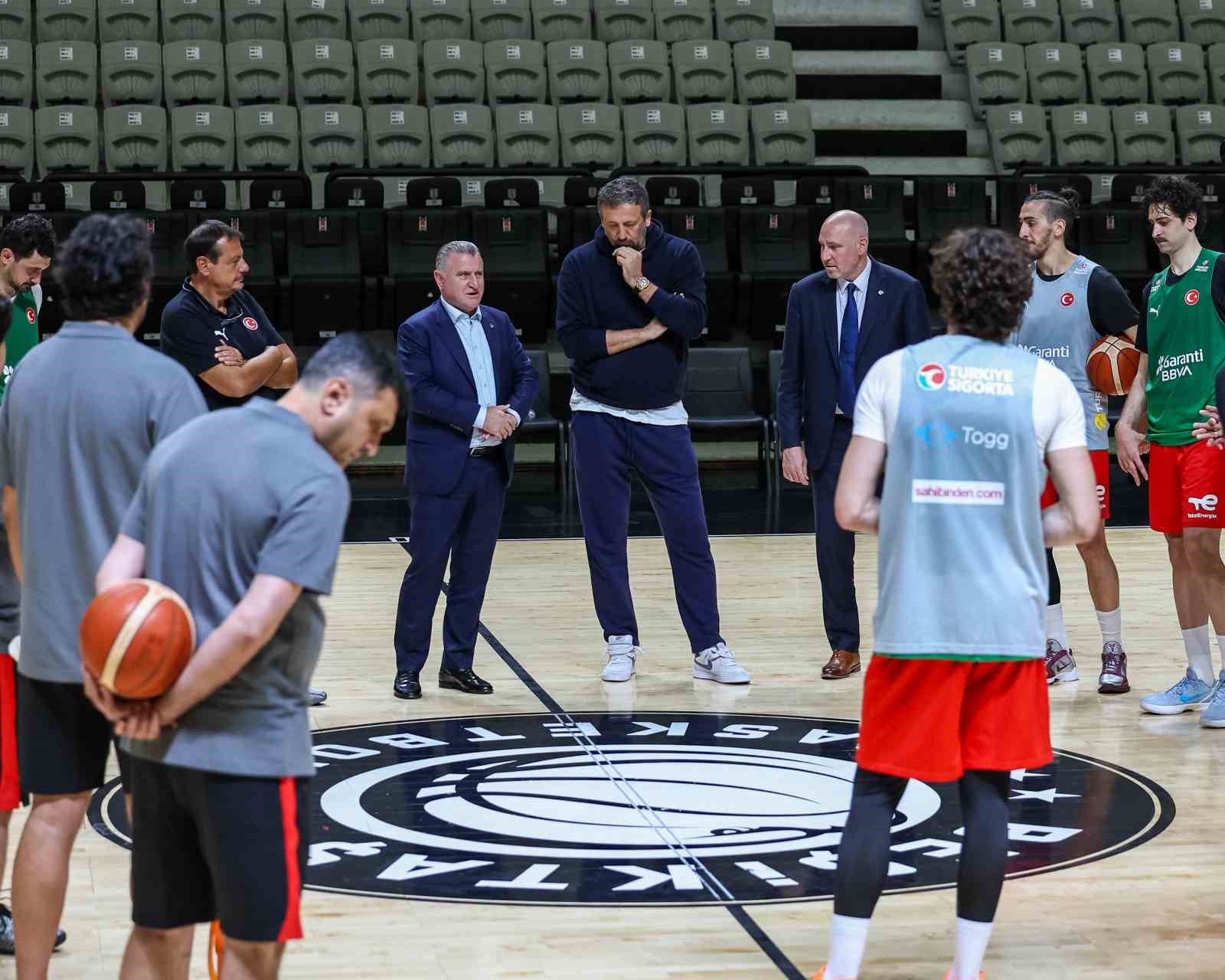 Bakan Bak, A Milli Basketbol Takımı’nın antrenmanını takip etti