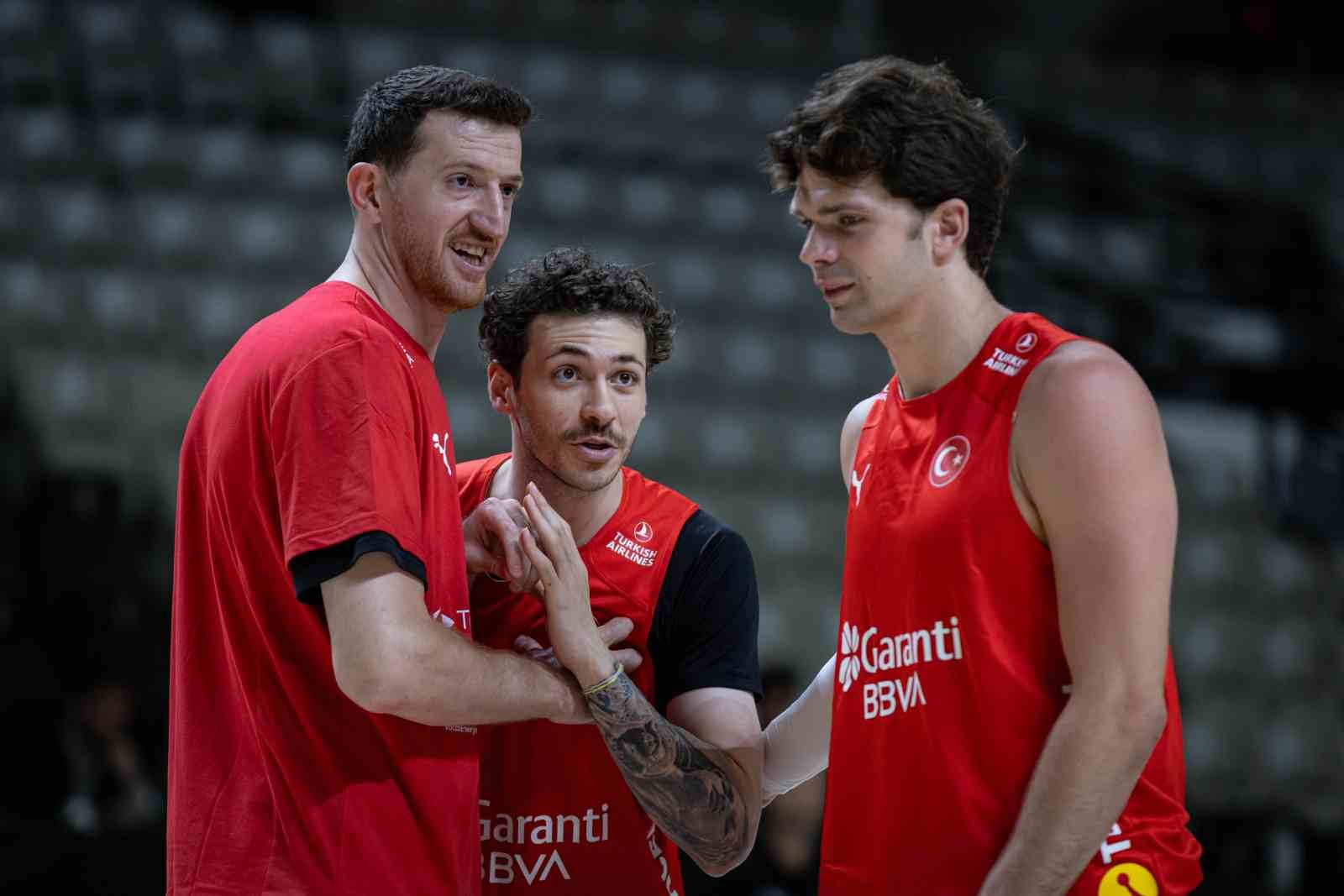Bakan Bak, A Milli Basketbol Takımı’nın antrenmanını takip etti