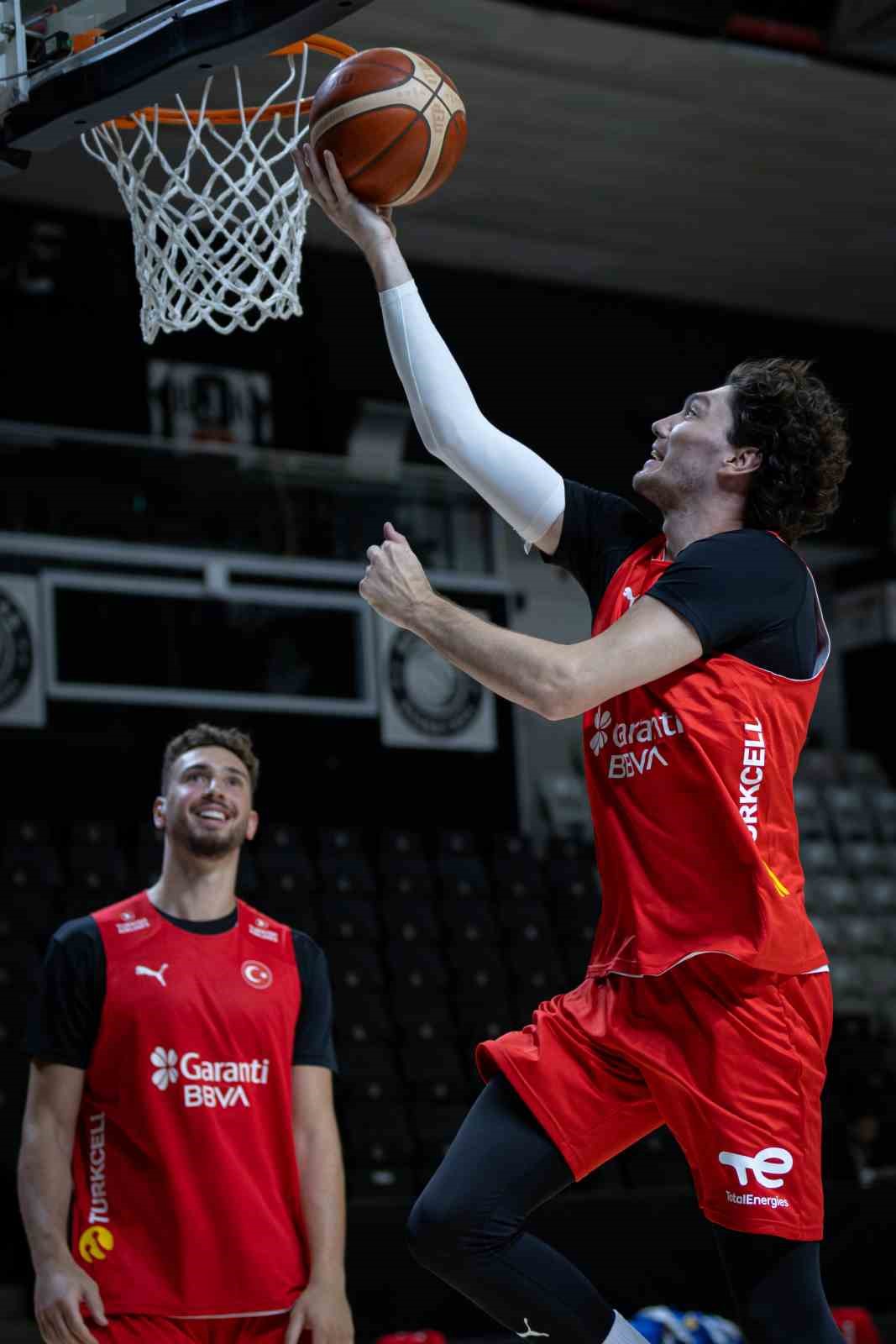 Bakan Bak, A Milli Basketbol Takımı’nın antrenmanını takip etti