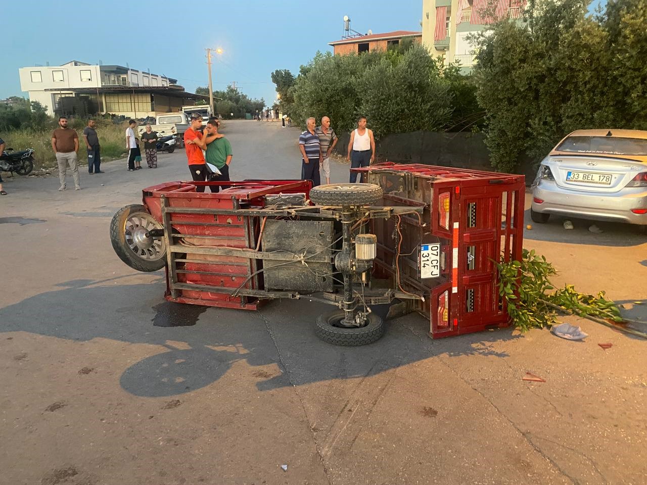 Üç tekerli elektrikli motosiklet otomobille çarpıştı: 4 yaralı