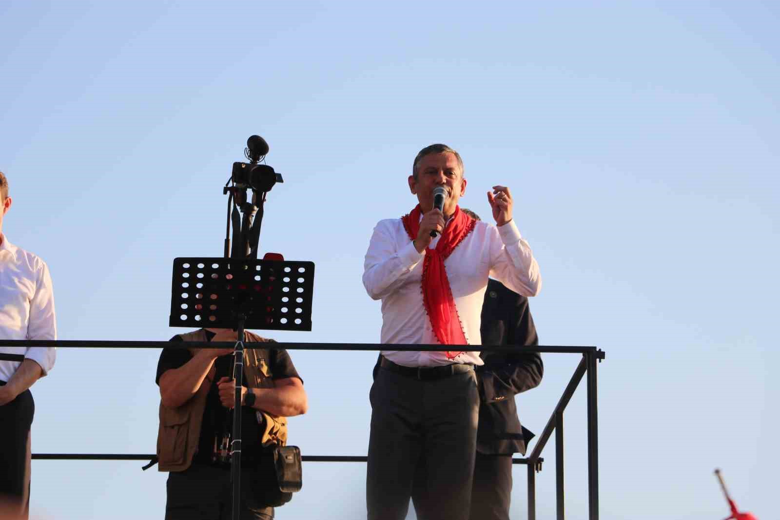 Özgür Özel: 