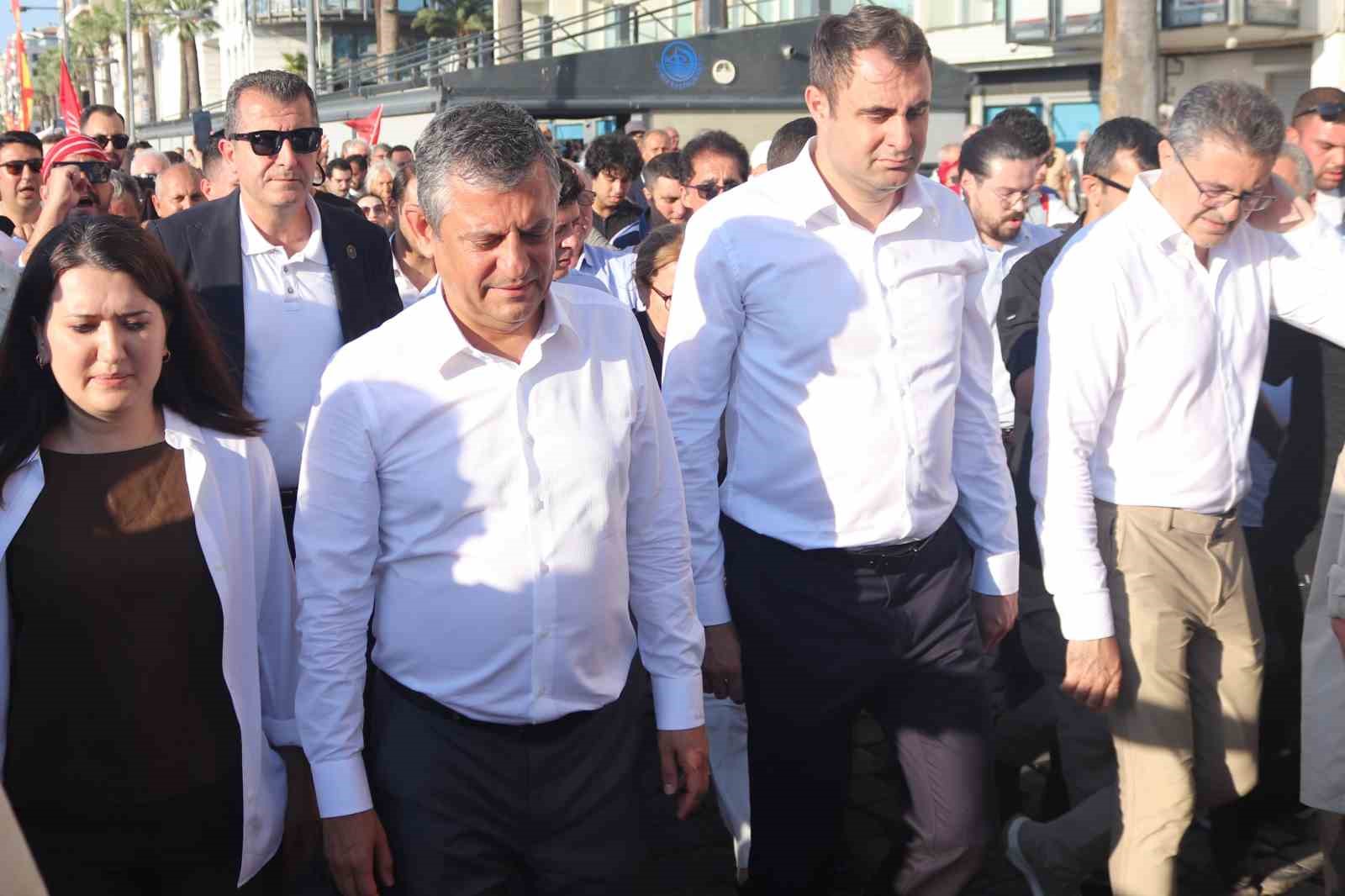 Özgür Özel: "Önümüzden çekilmezseniz, ne kara düzene, ne yargı kollarına, ne de partiye atadığı butlanın kollarına teslim olmayacağız"