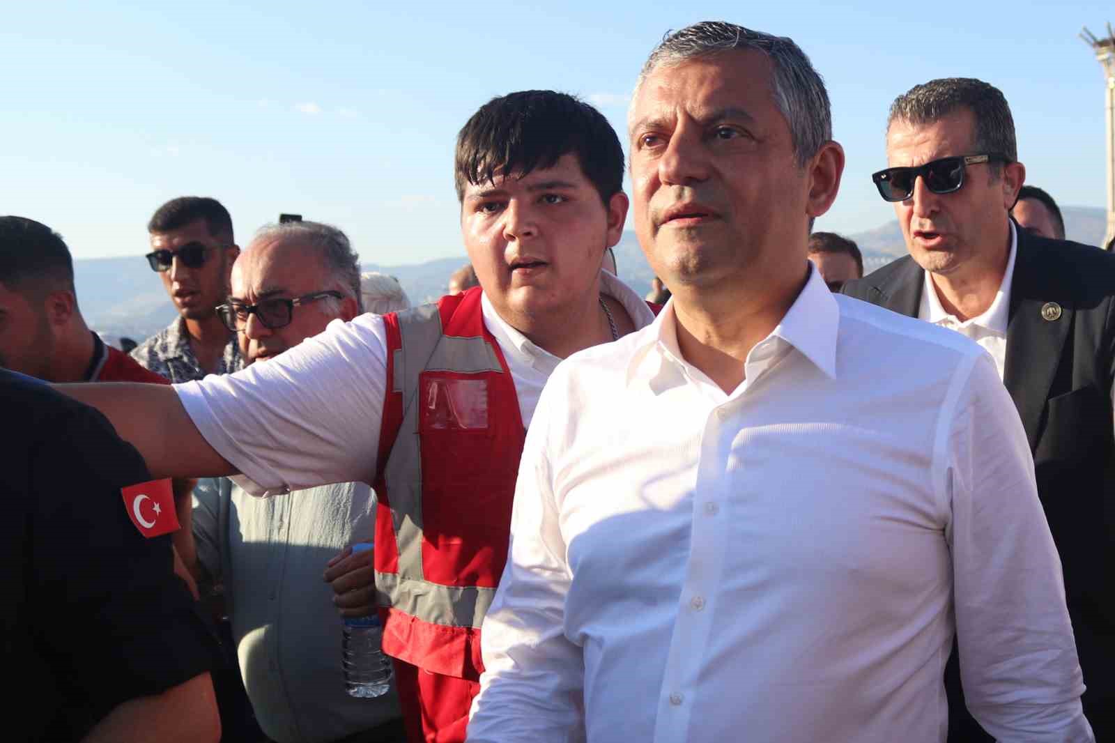 Özgür Özel: "Önümüzden çekilmezseniz, ne kara düzene, ne yargı kollarına, ne de partiye atadığı butlanın kollarına teslim olmayacağız"
