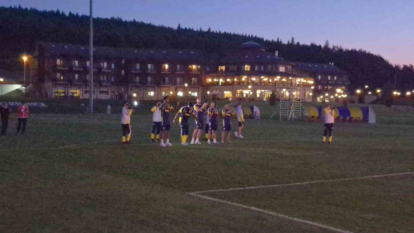 Fenerbahçeli futbolculara taraflardan akşam sürprizi