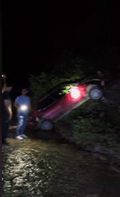 Osmaniye’de  otomobil uçuruma yuvarlandı: 2 yaralı