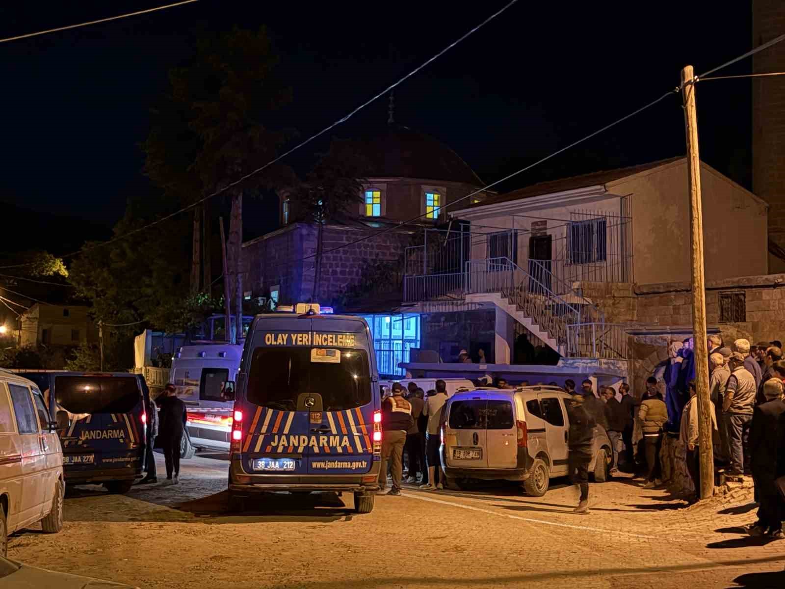 Camide 2 kişiyi bıçakla öldüren saldırganın asıl hedefi imammış