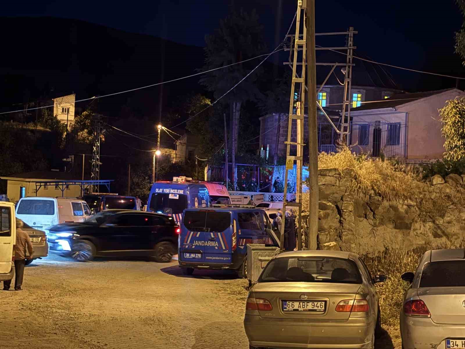 Camide 2 kişiyi bıçakla öldüren saldırganın asıl hedefi imammış