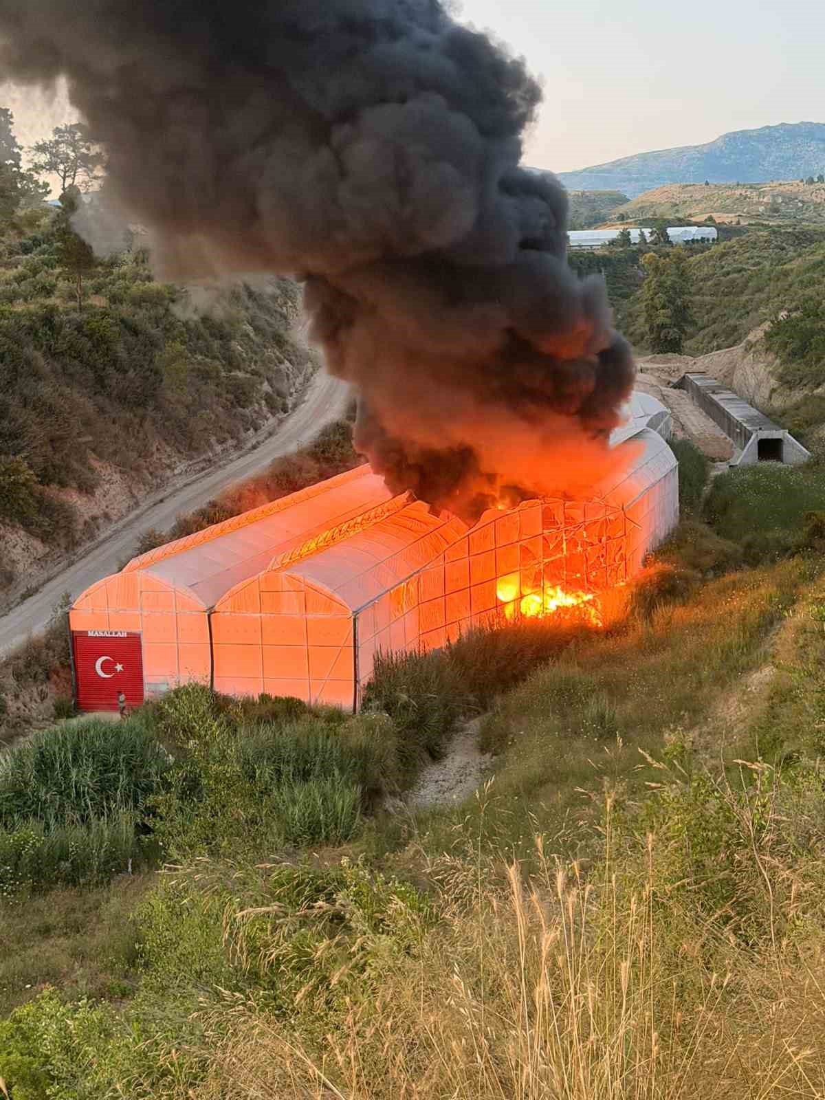 Motosiklet yedek parça deposu olarak kullanılan muz serası alev alev yandı