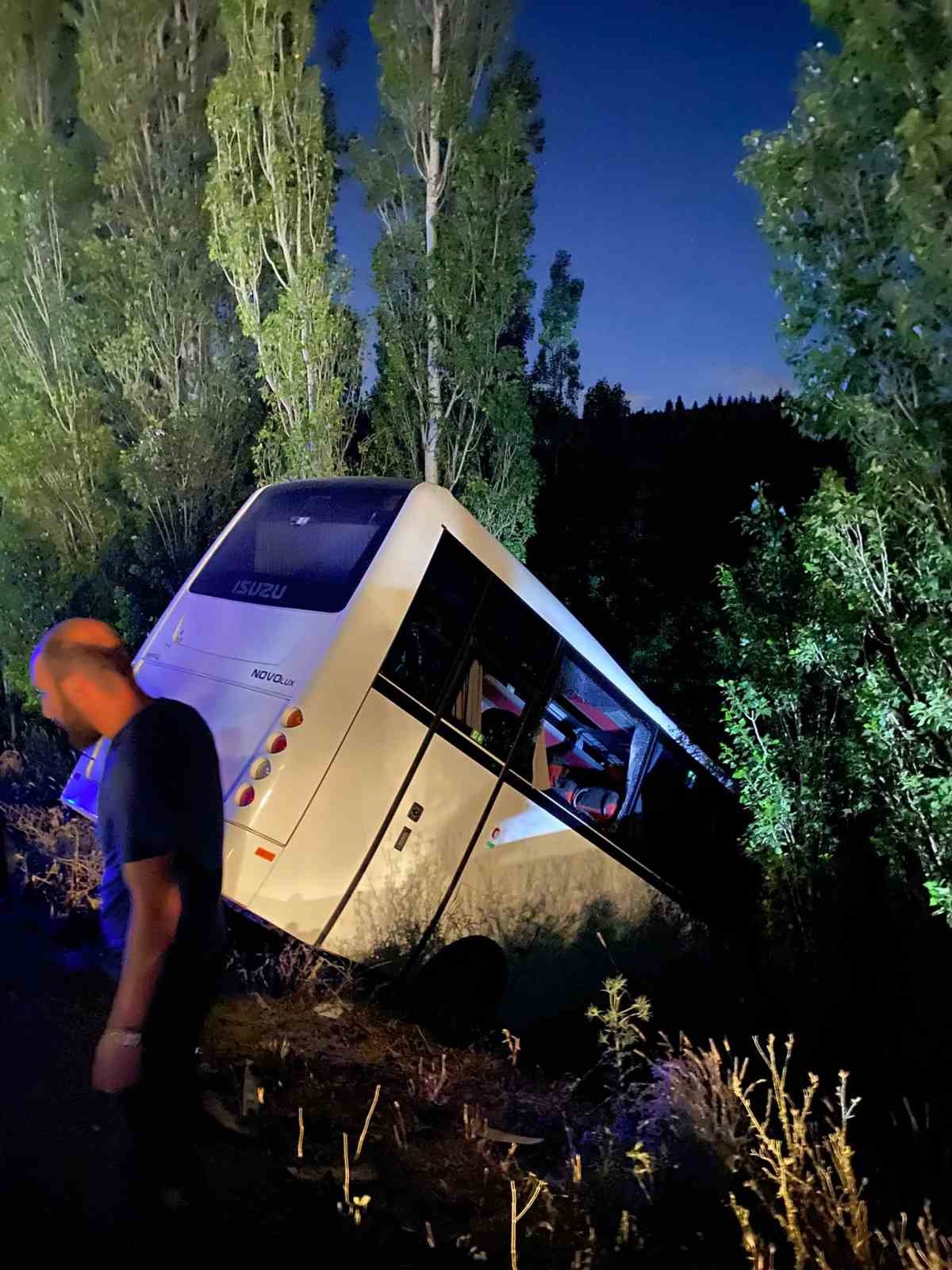 Ankara’da servis aracı yol kenarına devrildi: 8 yaralı