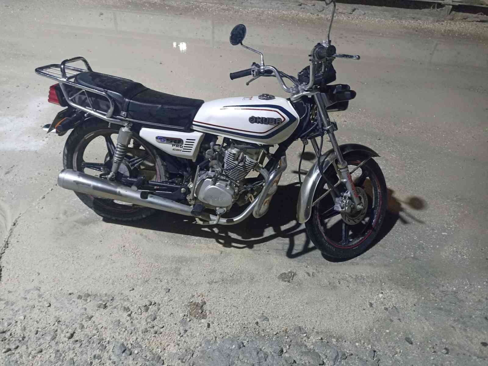 Motosikleti rahat tavırlarla çalan hırsızın o anları kamerada