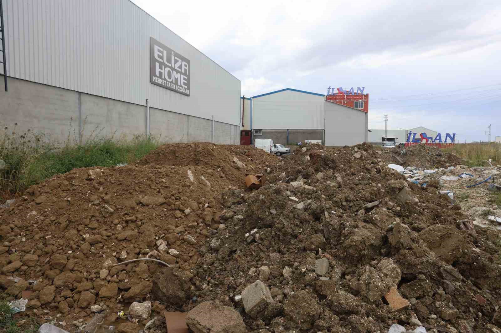 Arazisine moloz döken kamyonları kamerayla yakalayan esnaf ‘yanlışlıkla döktük’ sözleriyle neye uğradığını şaşırdı