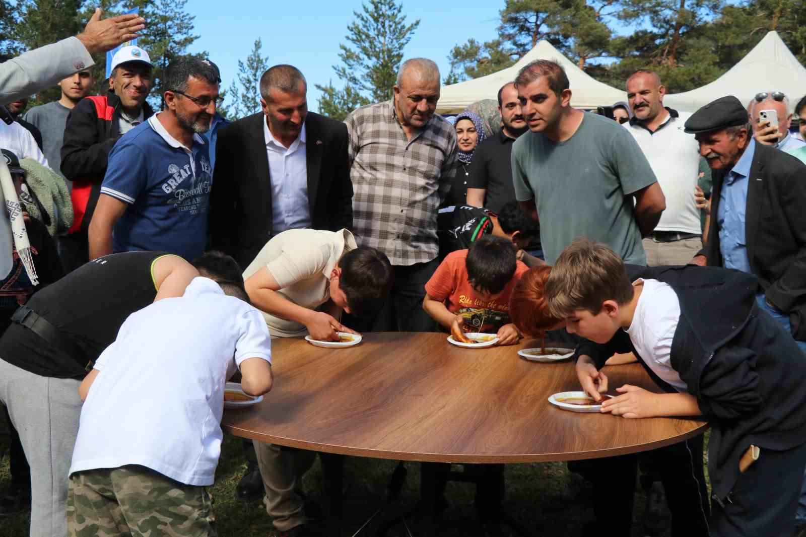Karnavas Dut Pekmezi Festivali’nde çocuklar parmakla pekmez yemek için yarıştı