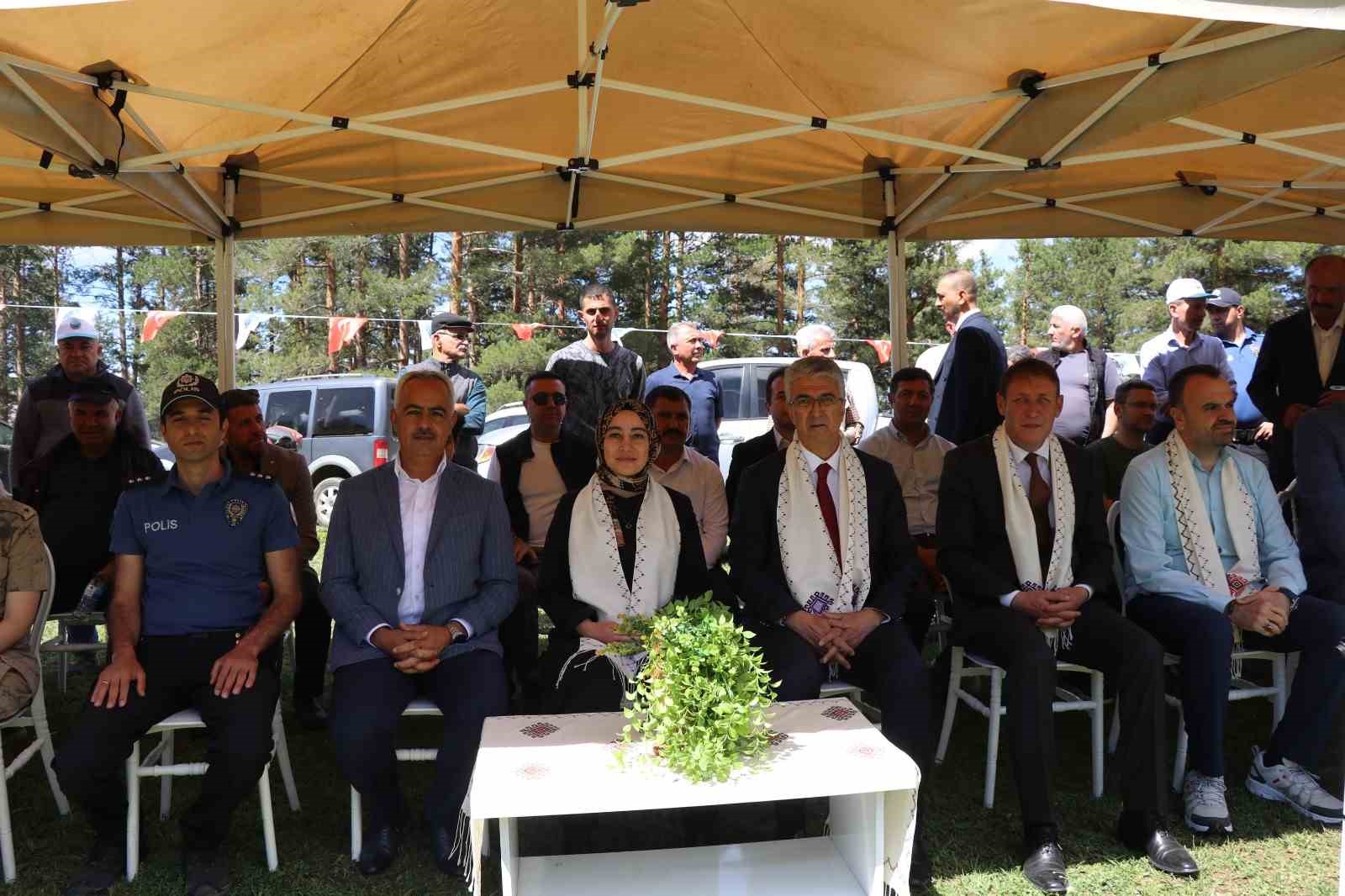 Karnavas Dut Pekmezi Festivali’nde çocuklar parmakla pekmez yemek için yarıştı