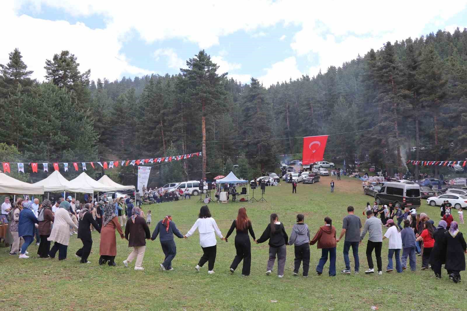 Karnavas Dut Pekmezi Festivali’nde çocuklar parmakla pekmez yemek için yarıştı