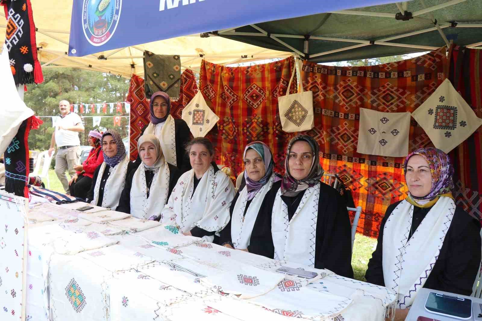Karnavas Dut Pekmezi Festivali’nde çocuklar parmakla pekmez yemek için yarıştı