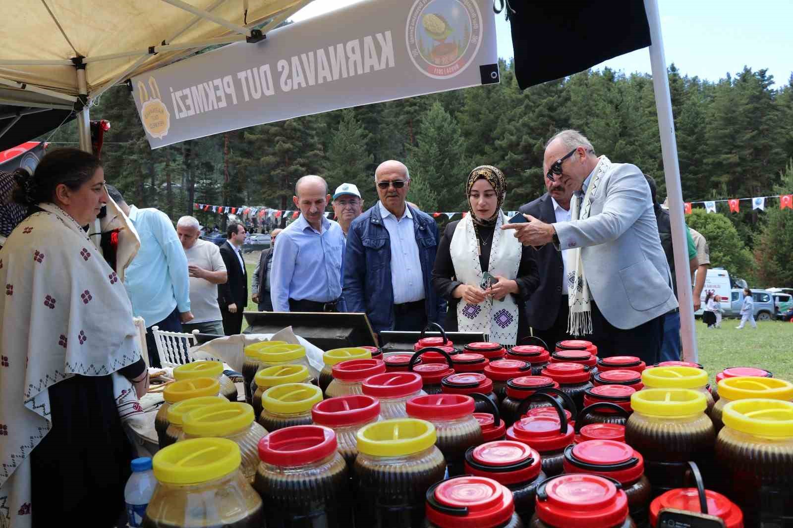 Karnavas Dut Pekmezi Festivali’nde çocuklar parmakla pekmez yemek için yarıştı
