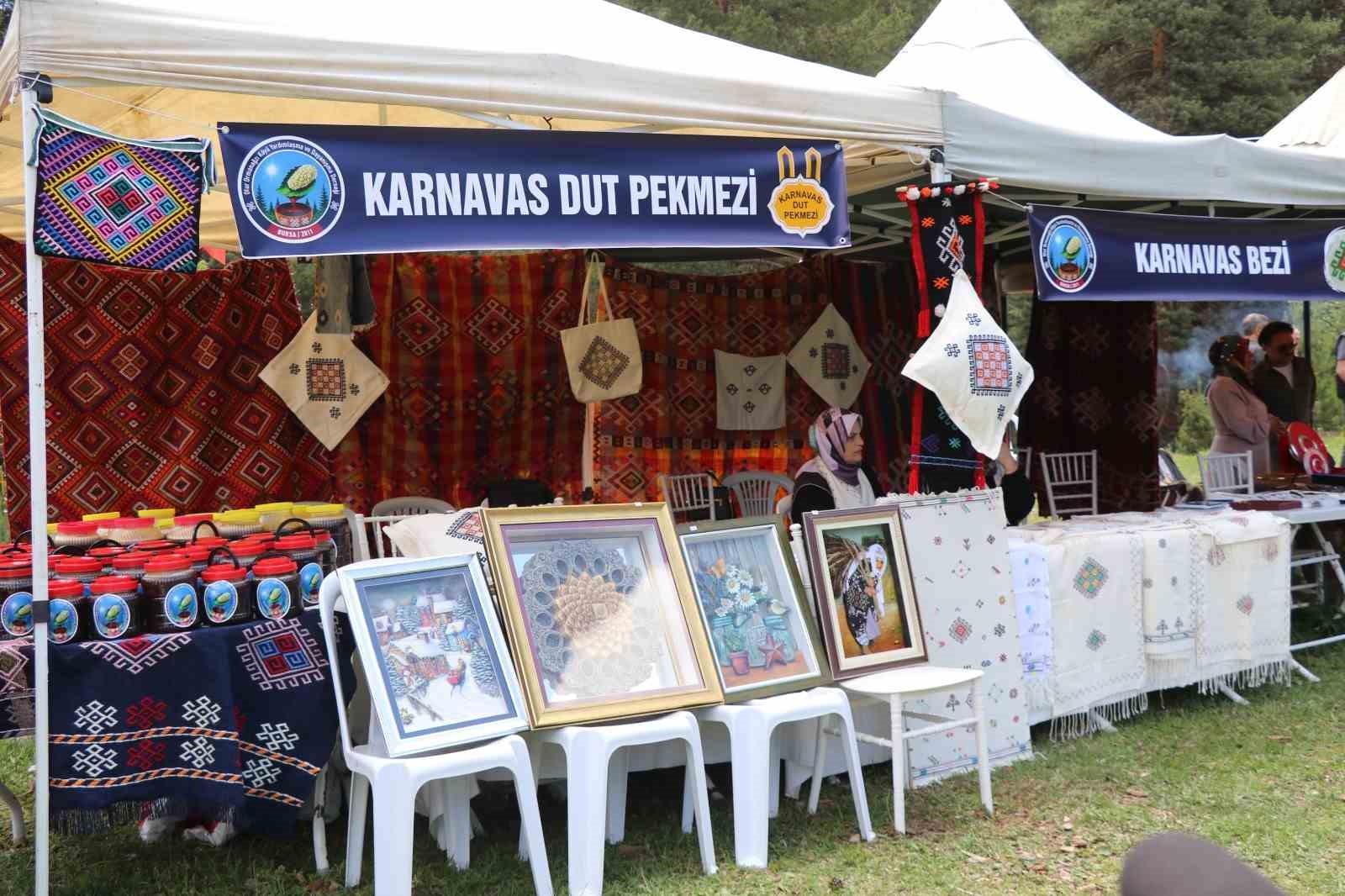 Karnavas Dut Pekmezi Festivali’nde çocuklar parmakla pekmez yemek için yarıştı