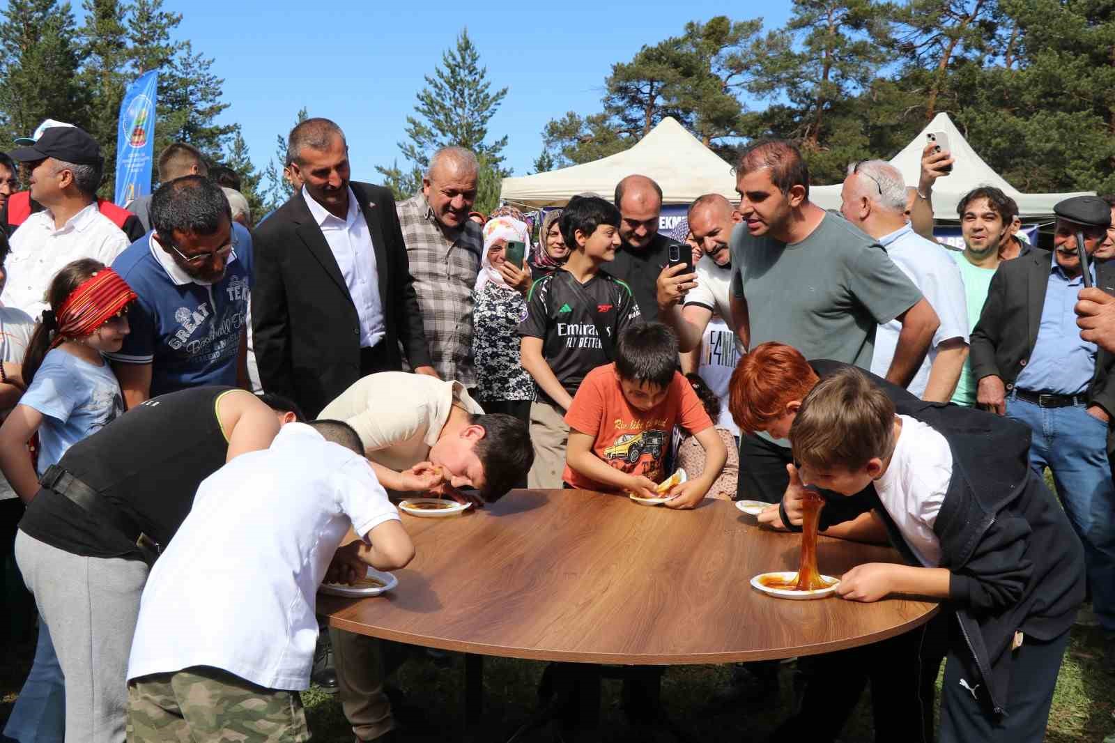 Karnavas Dut Pekmezi Festivali’nde çocuklar parmakla pekmez yemek için yarıştı
