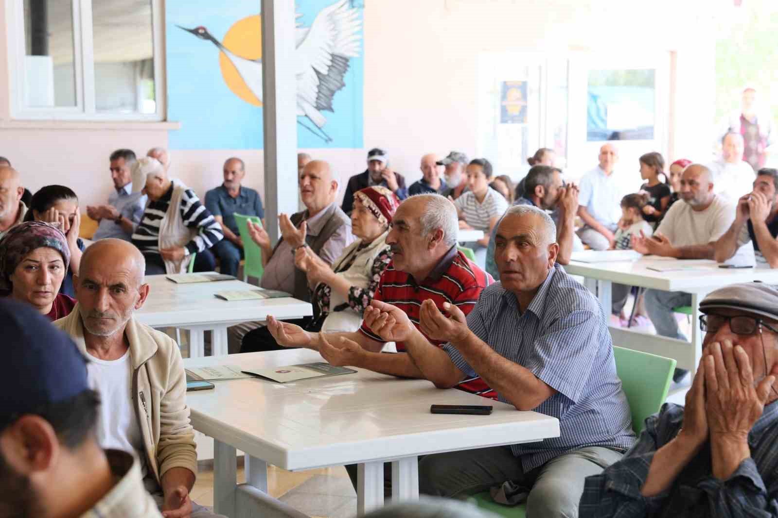 Ulalar Cemevinde aşure dağıtım programı düzenlendi
