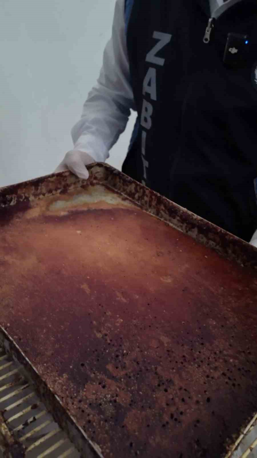 Böceklerin ve sigara izmaritlerinin yerlerde gezdiği fırında mide bulandıran görüntüler ortaya çıktı