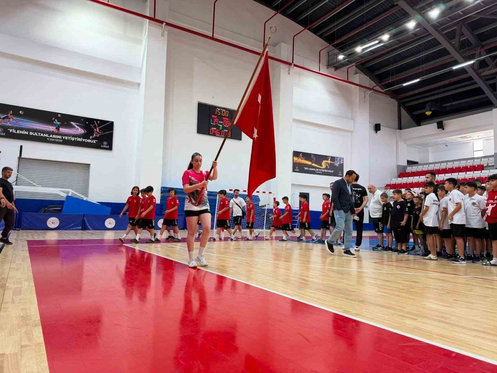 Minik hentbolcuların Türkiye şampiyonası Aydın’da başladı
