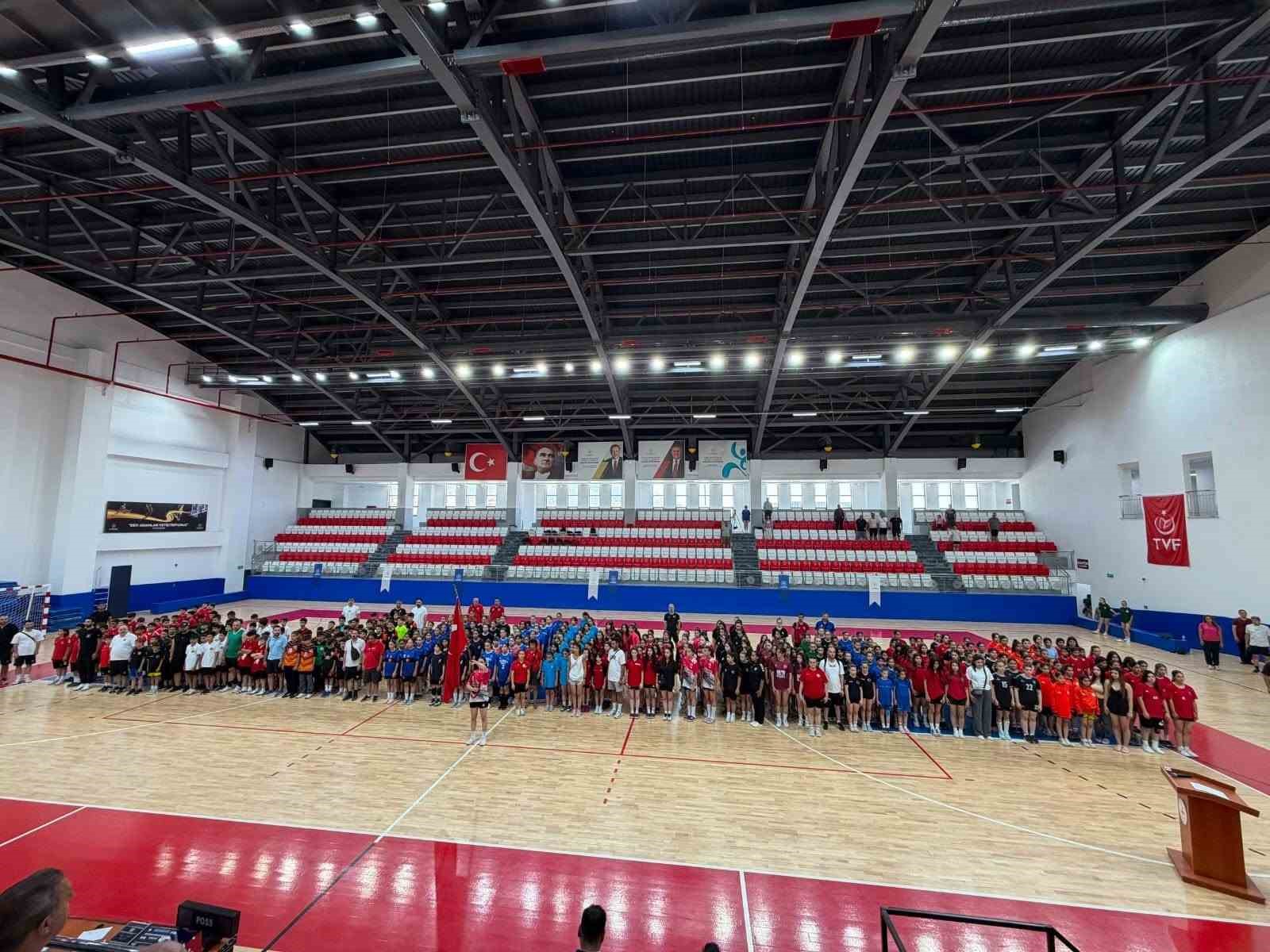 Minik hentbolcuların Türkiye şampiyonası Aydın’da başladı