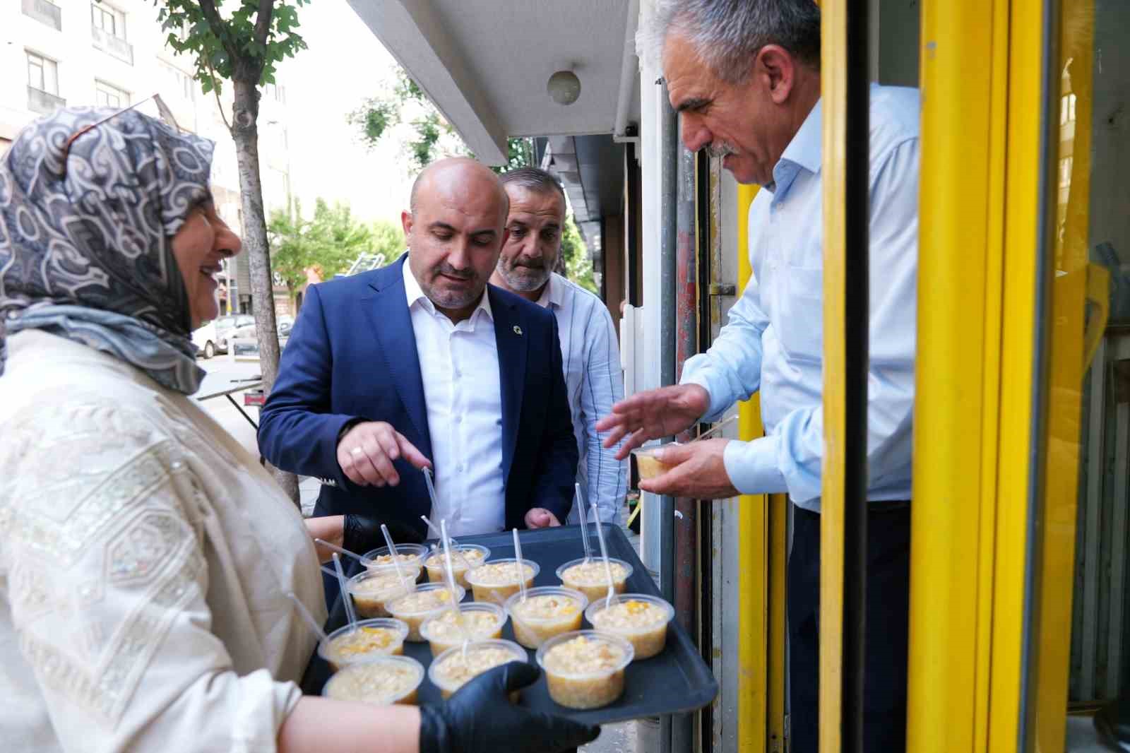Başkan Albayrak, vatandaşlara aşure ikram etti