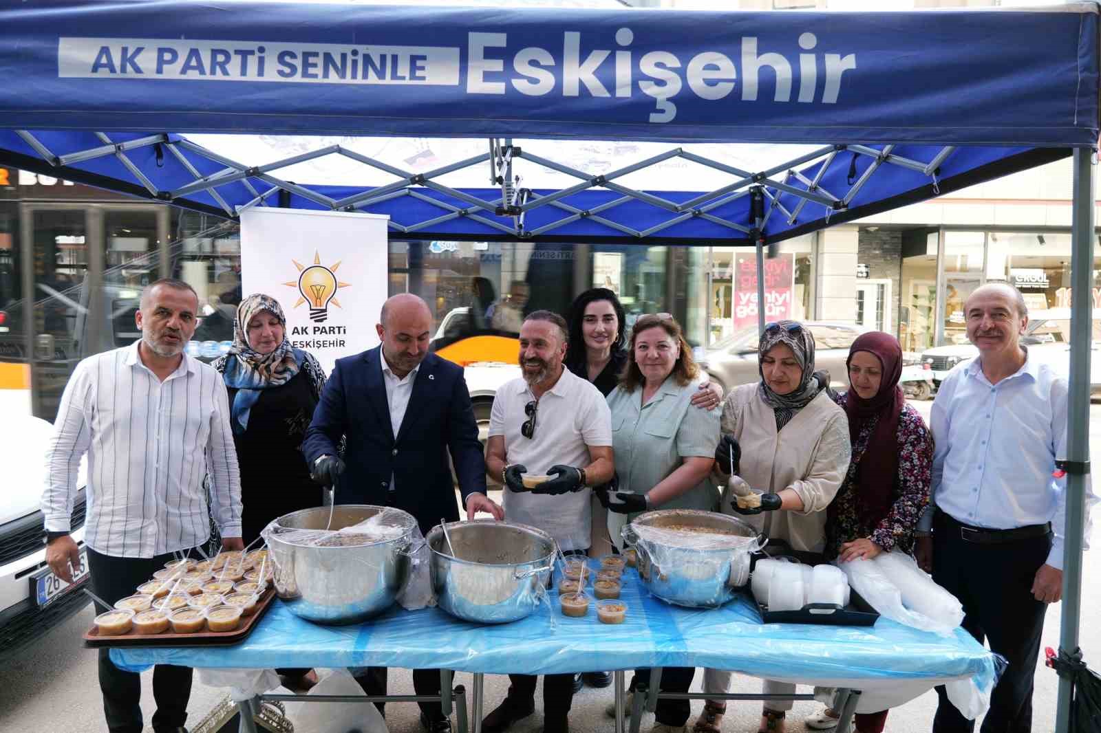 Başkan Albayrak, vatandaşlara aşure ikram etti