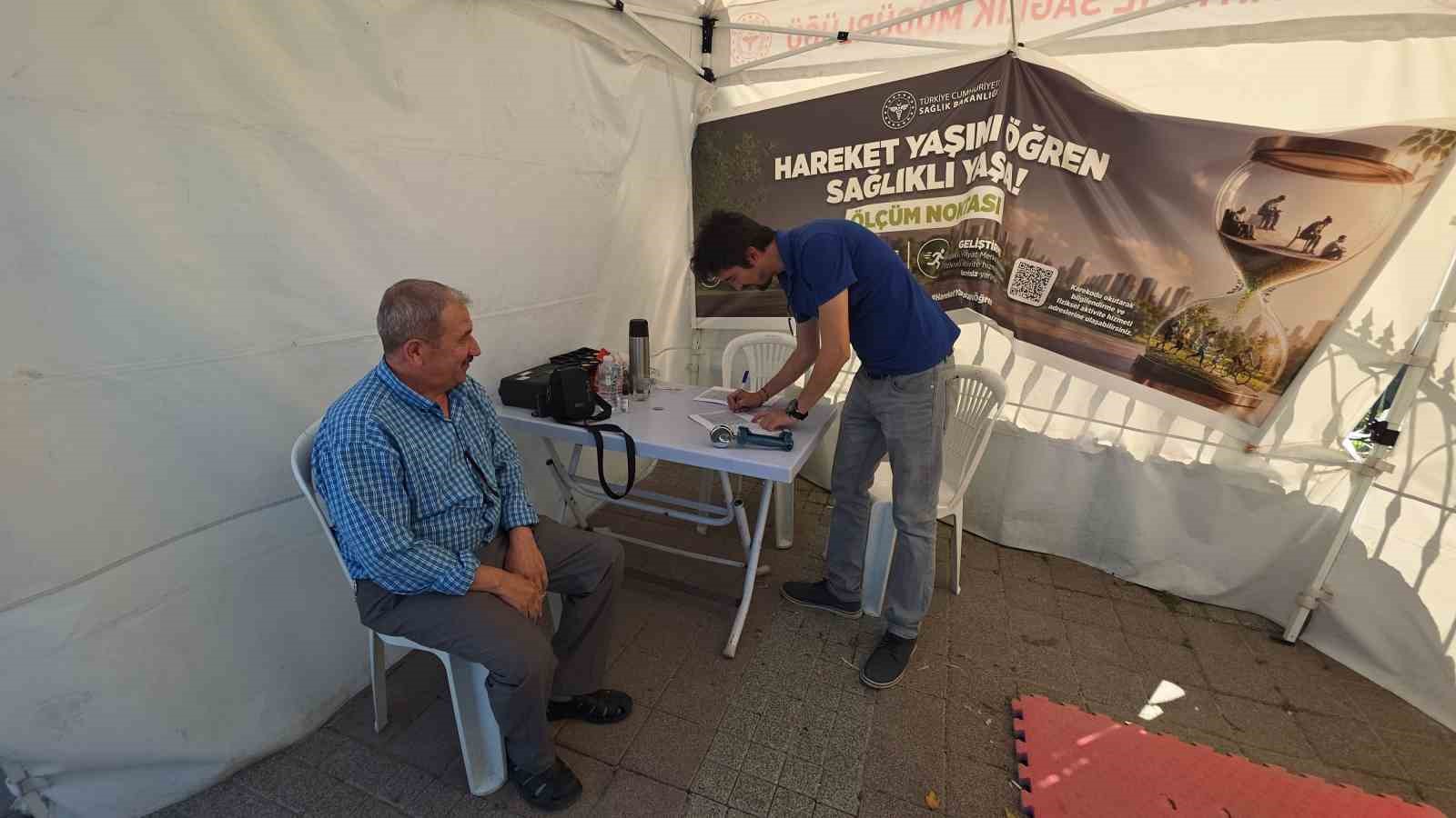 Kütahya’da "Hareket yaşını öğren, sağlıklı yaşa" kampanyası için oluşturulan ölçüm noktası ilgi görüyor