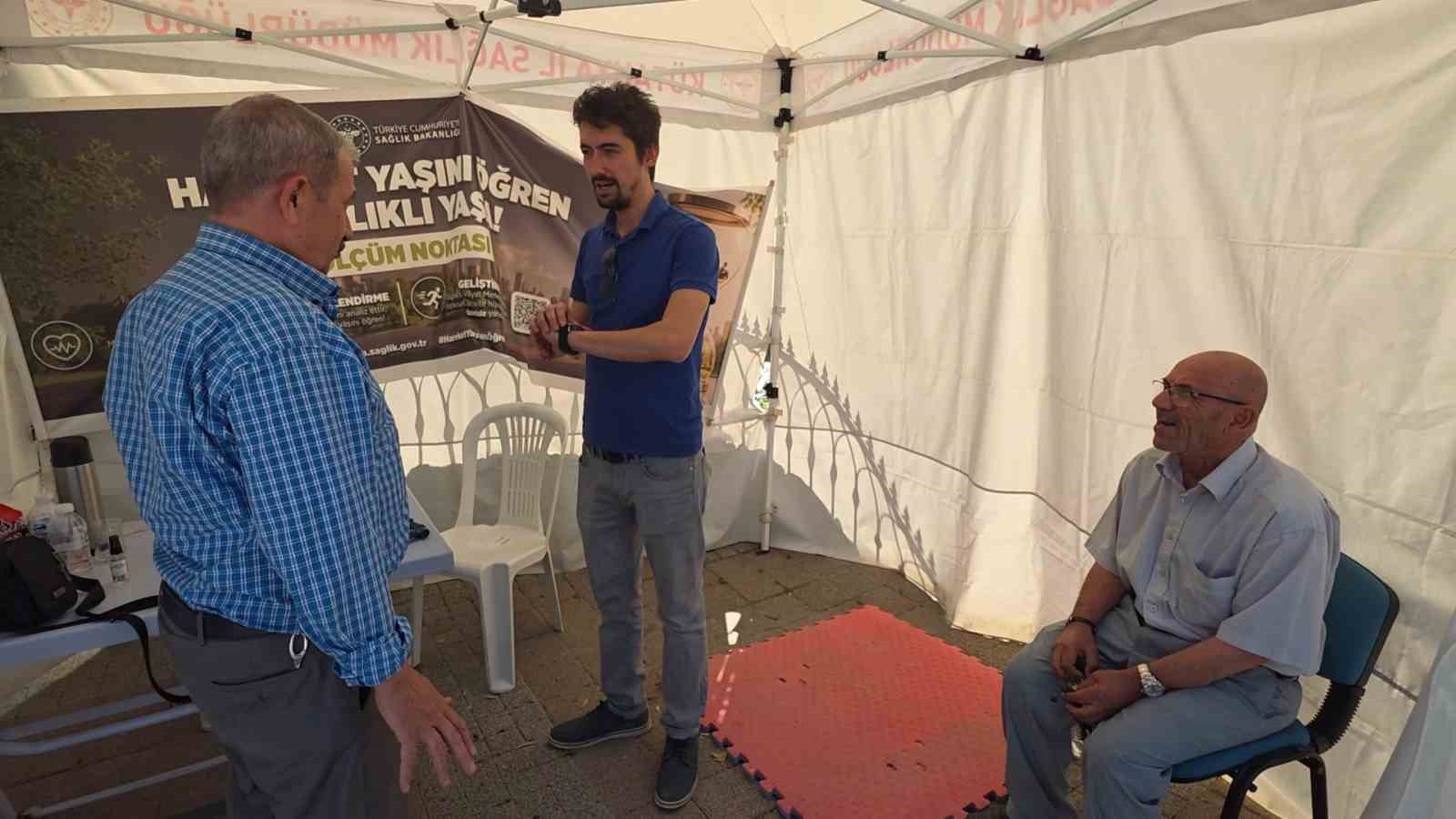 Kütahya’da "Hareket yaşını öğren, sağlıklı yaşa" kampanyası için oluşturulan ölçüm noktası ilgi görüyor