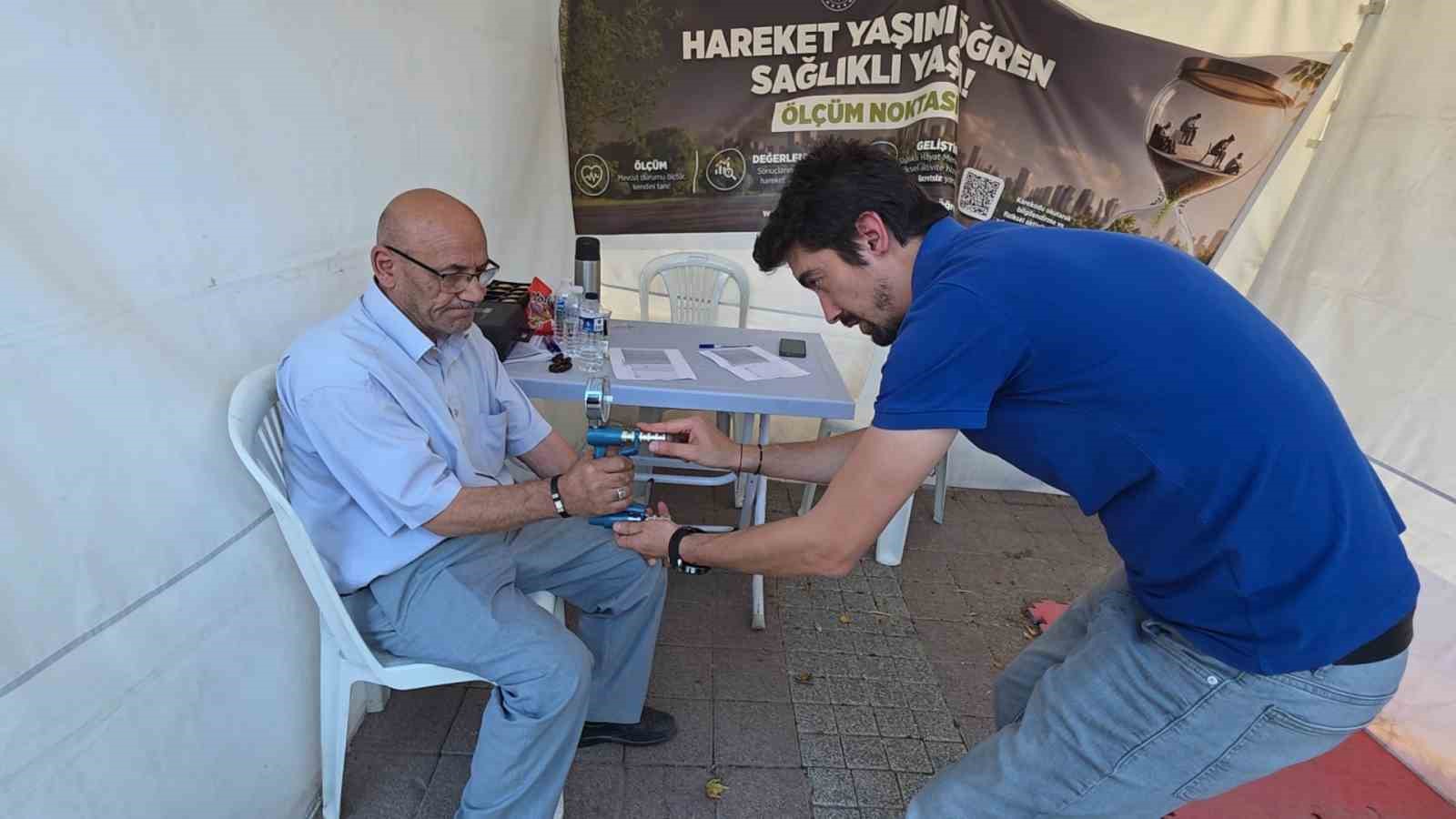 Kütahya’da "Hareket yaşını öğren, sağlıklı yaşa" kampanyası için oluşturulan ölçüm noktası ilgi görüyor