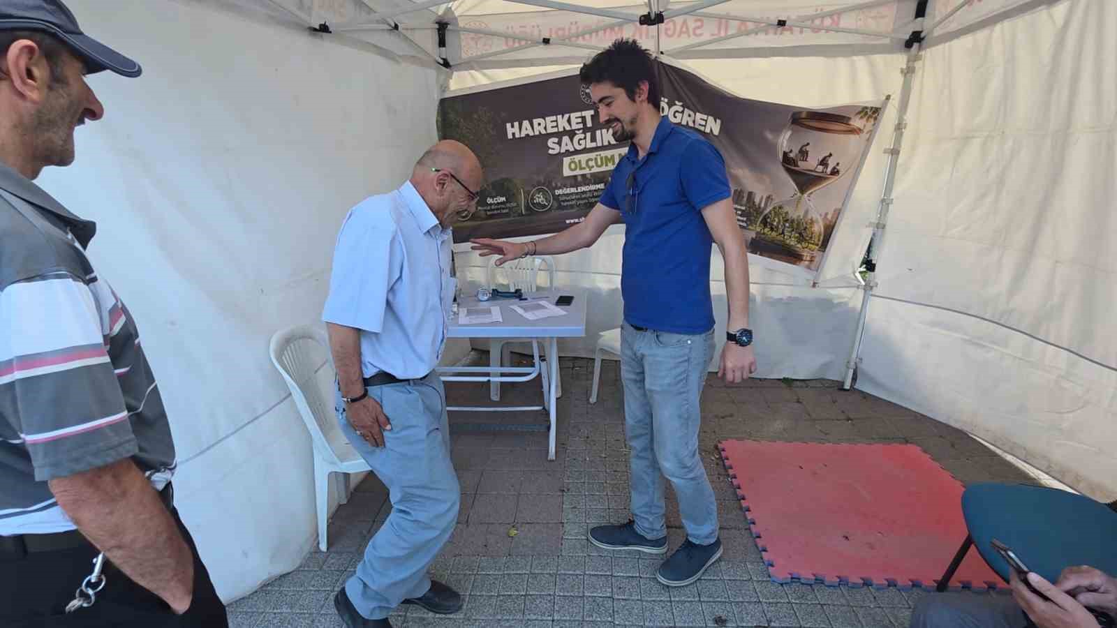 Kütahya’da "Hareket yaşını öğren, sağlıklı yaşa" kampanyası için oluşturulan ölçüm noktası ilgi görüyor