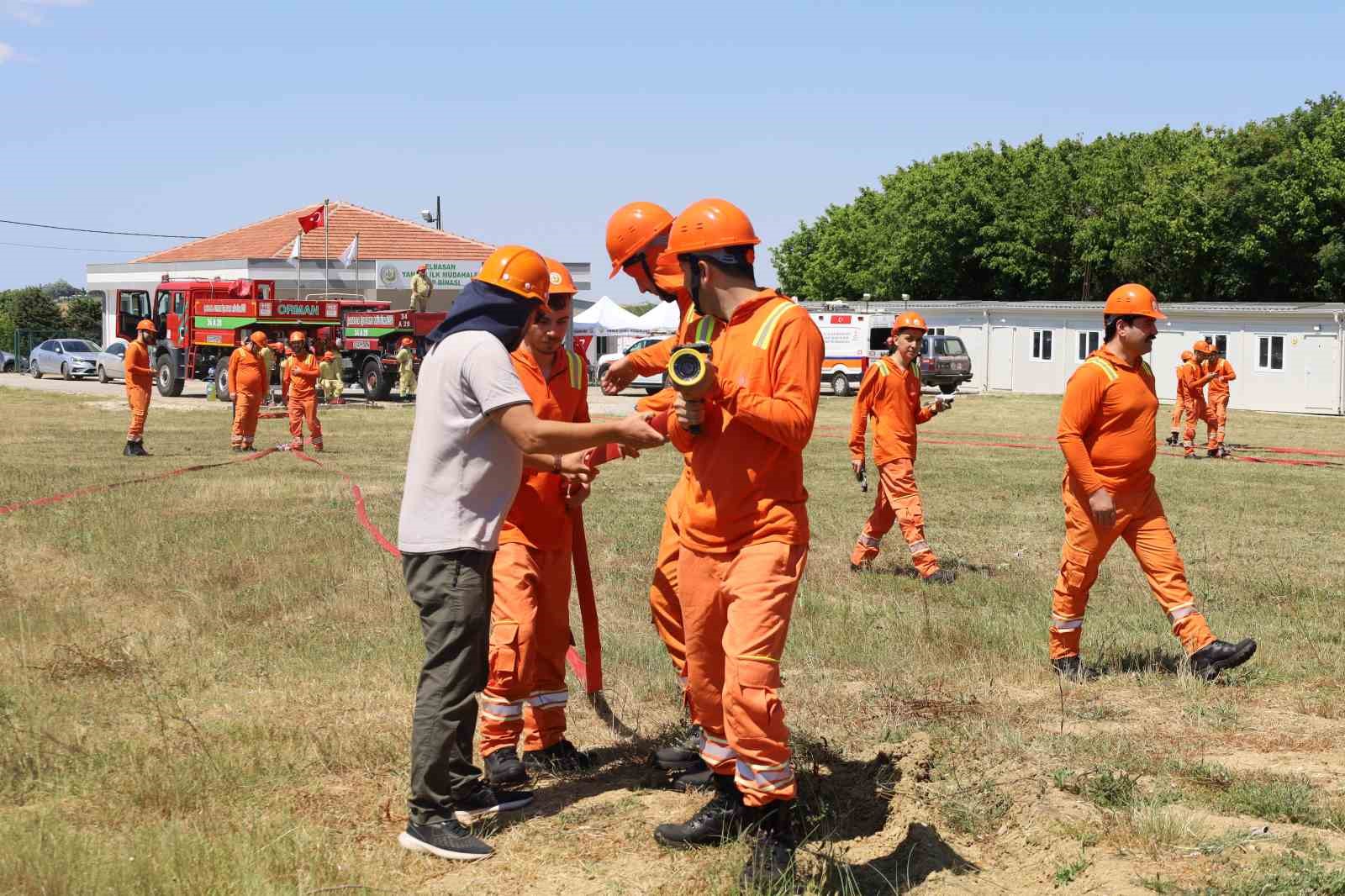 Yangın söndürme gönüllülerinden nefes kesen tatbikat