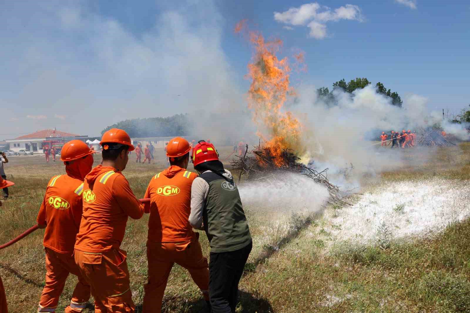 Yangın söndürme gönüllülerinden nefes kesen tatbikat