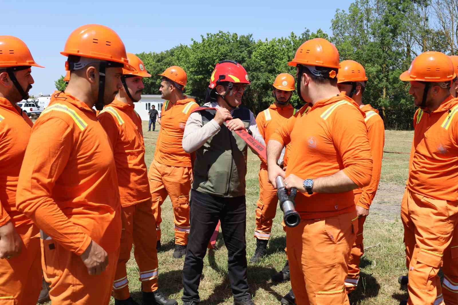 Yangın söndürme gönüllülerinden nefes kesen tatbikat