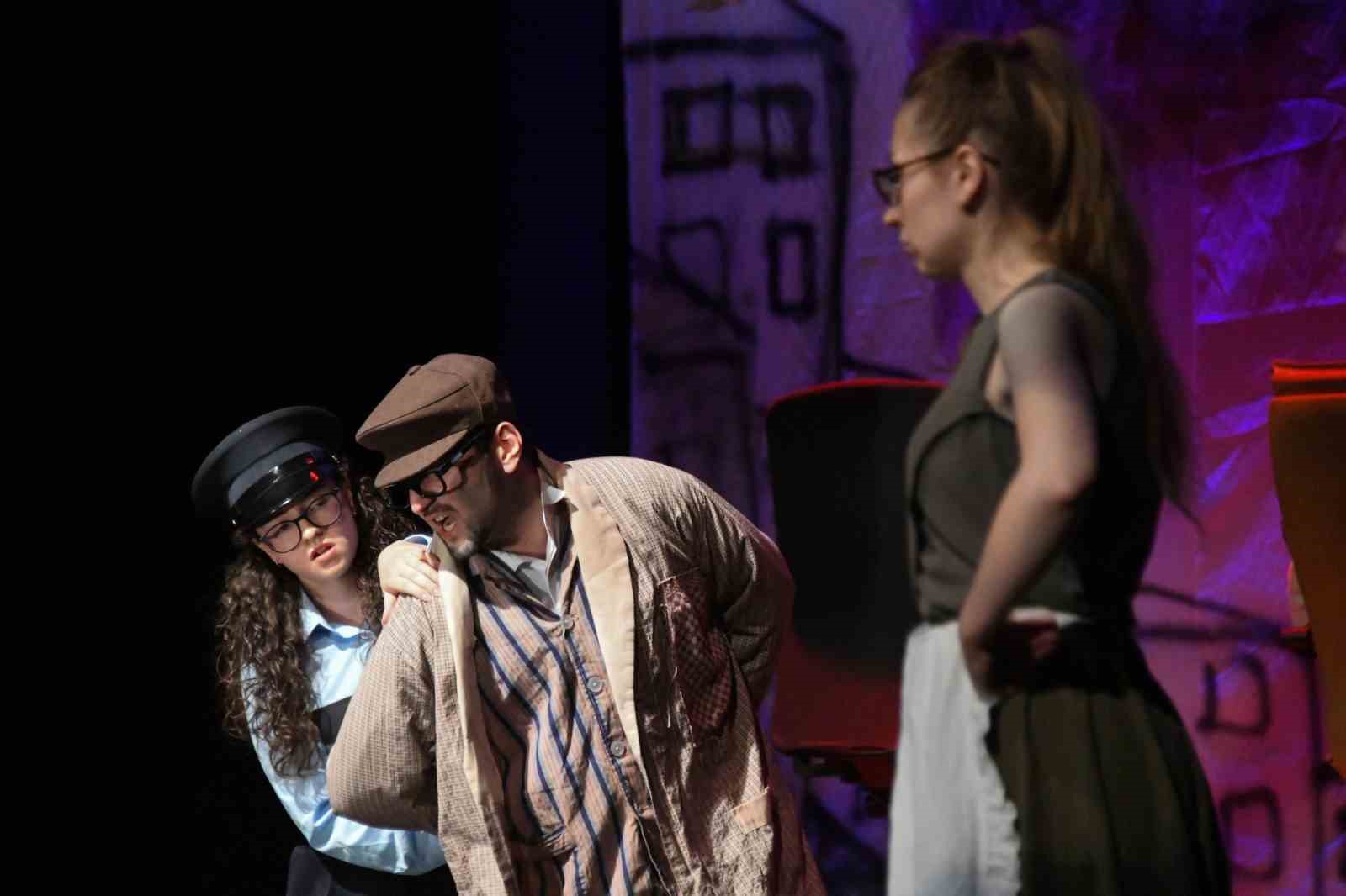 Osmangazi’de gençlerin tiyatro performansı damga vurdu