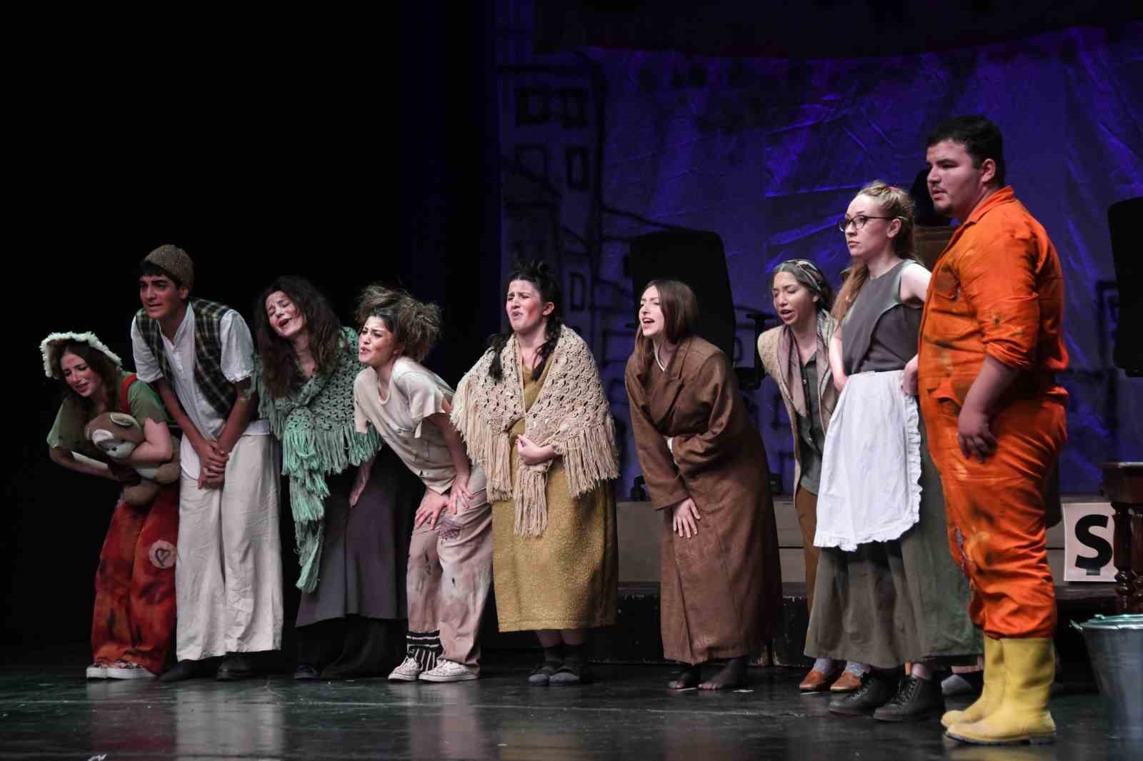 Osmangazi’de gençlerin tiyatro performansı damga vurdu
